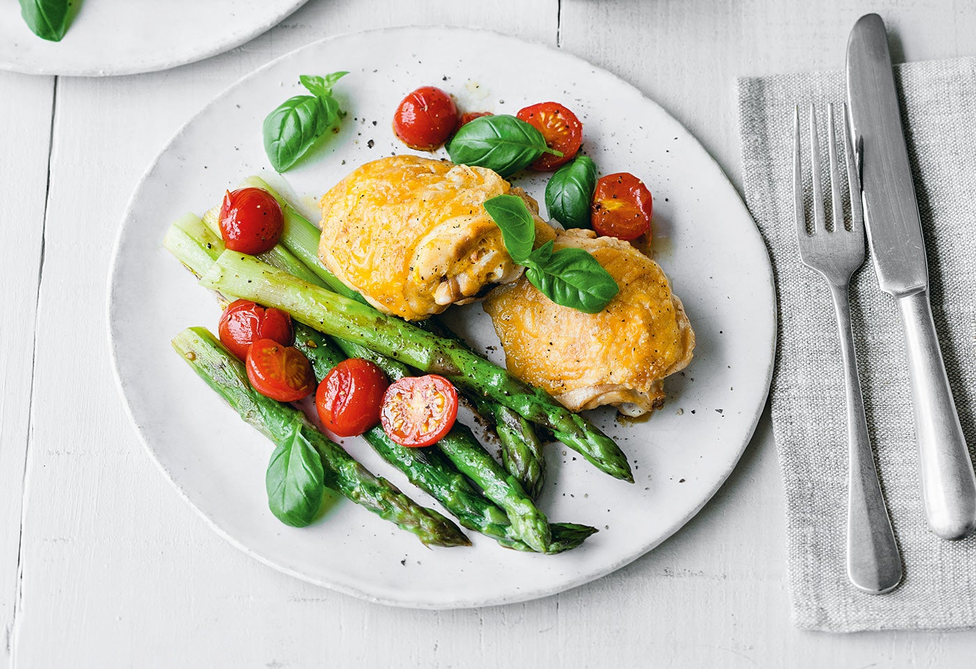 Hühner-Oberkeulen mit mariniertem Spargel-Tomaten-Gemüse | BILLA Hühner-Oberkeulen mit mariniertem Spargel-Tomaten-Gemüse | BILLA