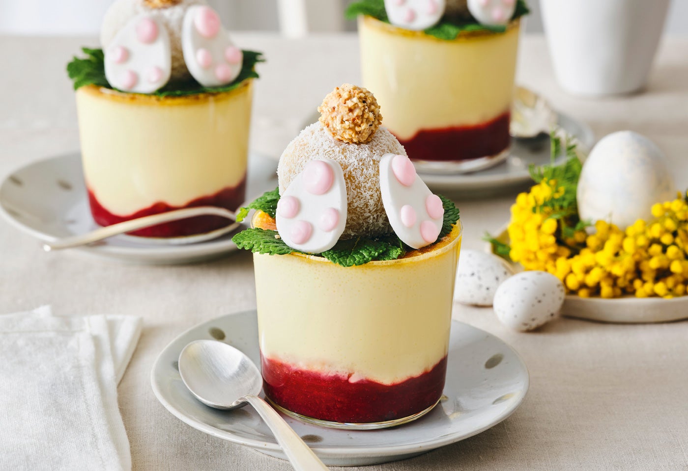 Erdbeer-Rhabarber-Crème-Brûlée mit Häschen-Popsch | BILLA