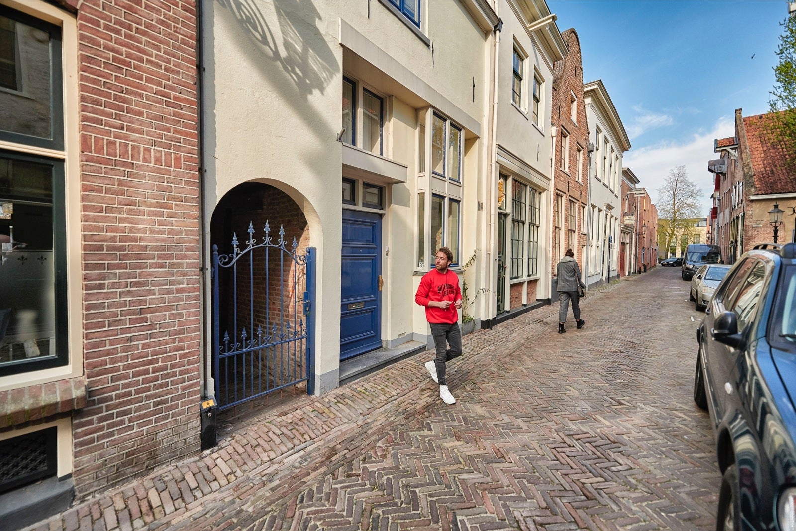 Man loopt zijn huis uit