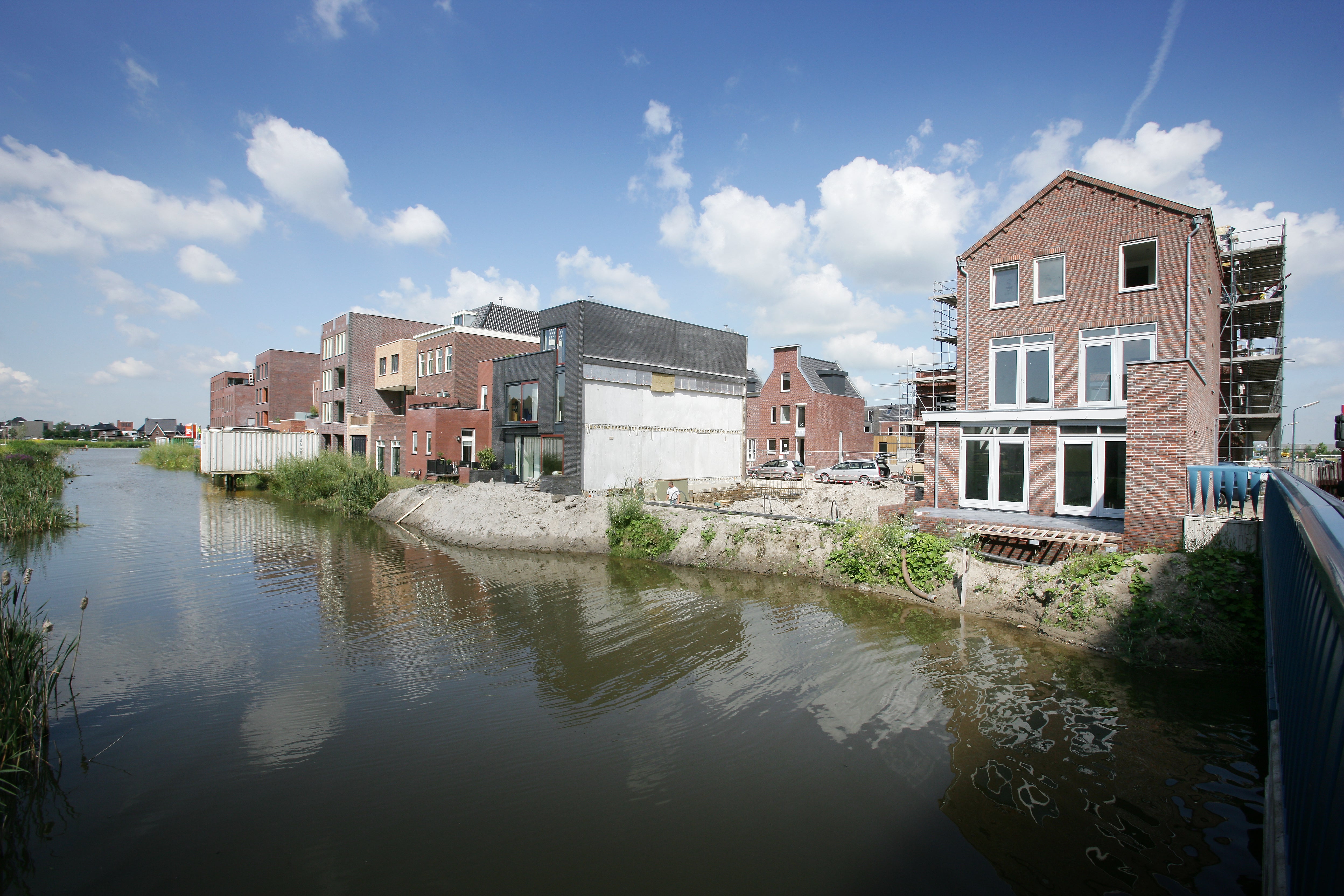 water langs wijk in aanbouw