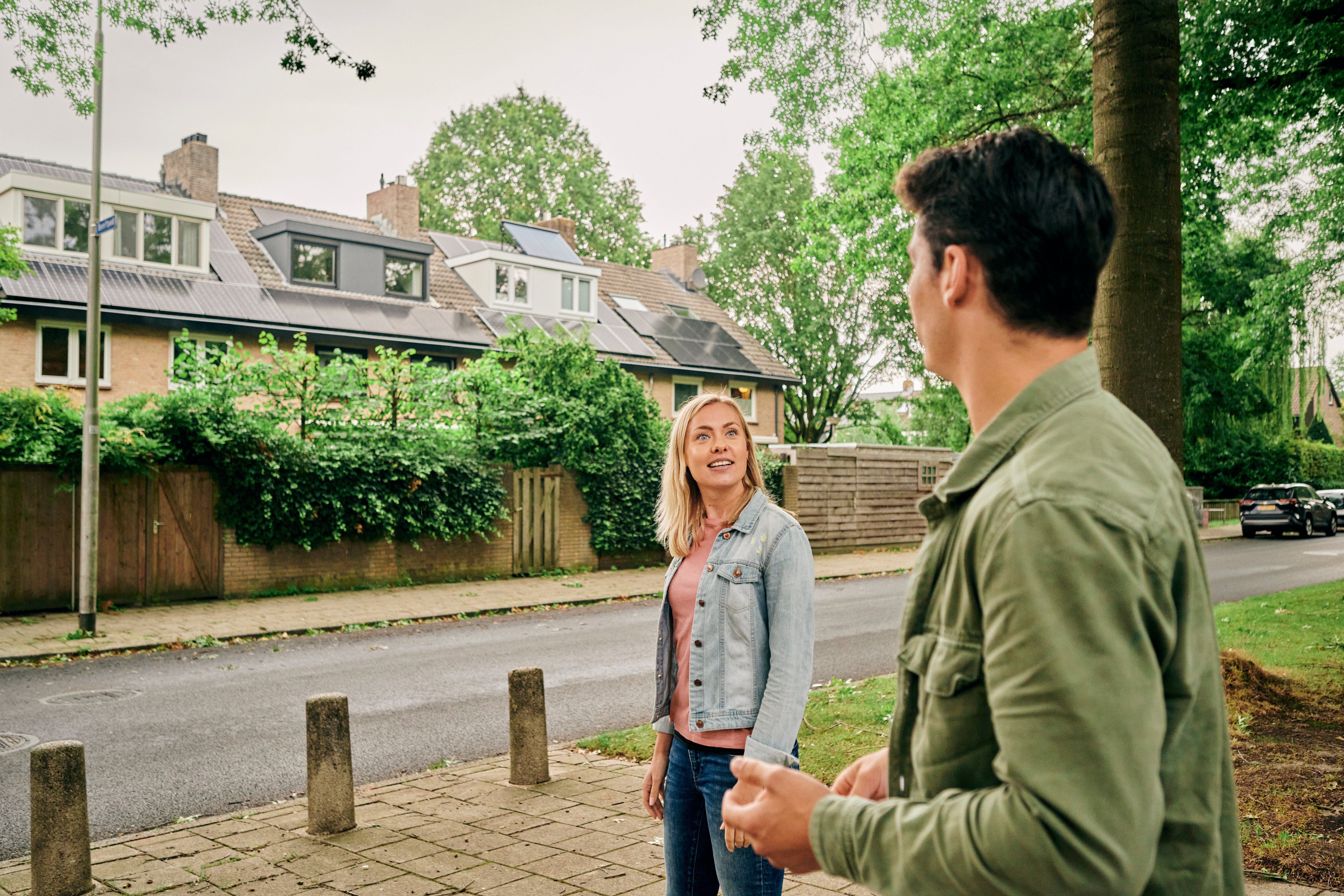 man en vrouw staan in wijk