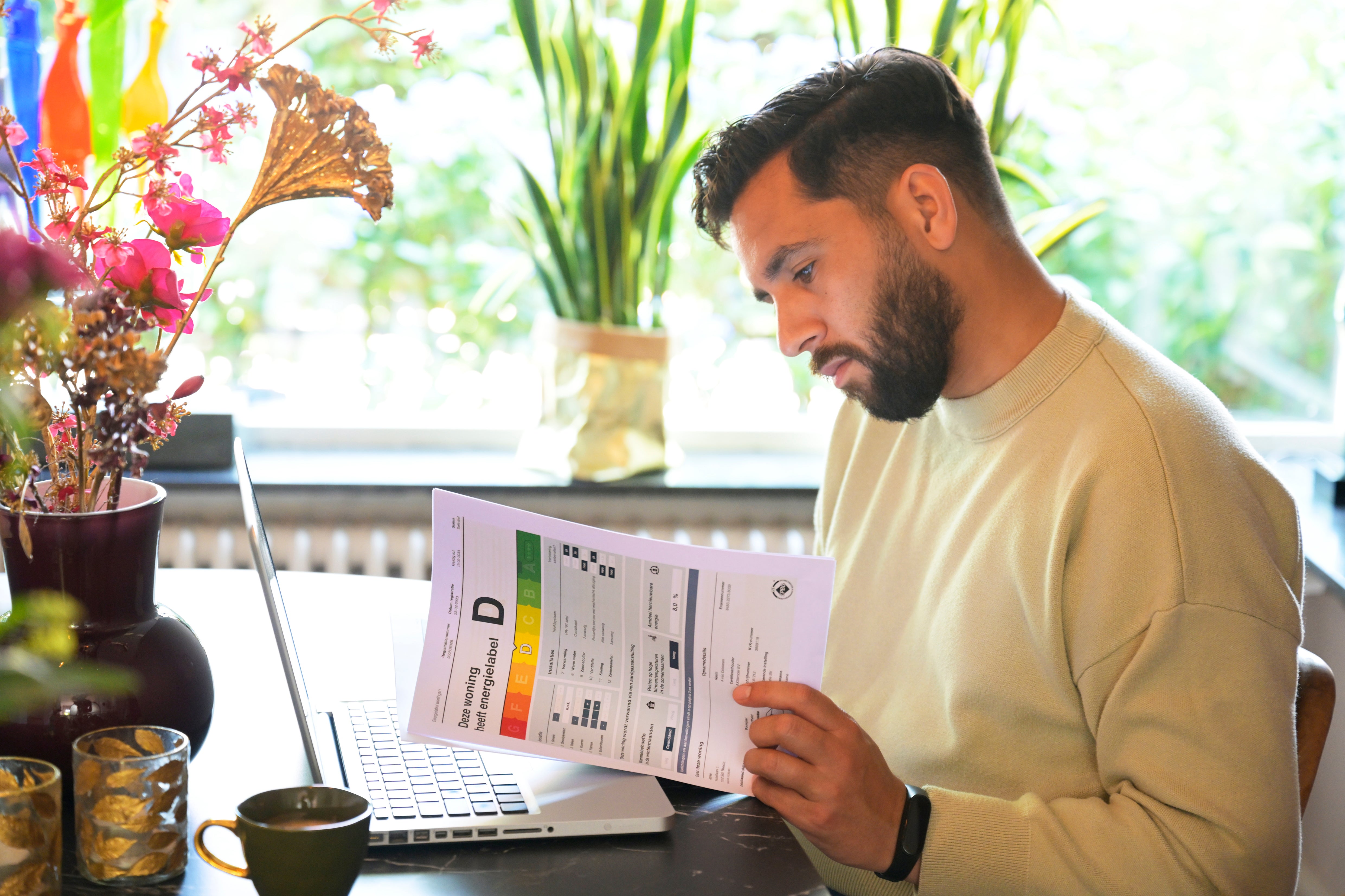 man bekijkt energielabel