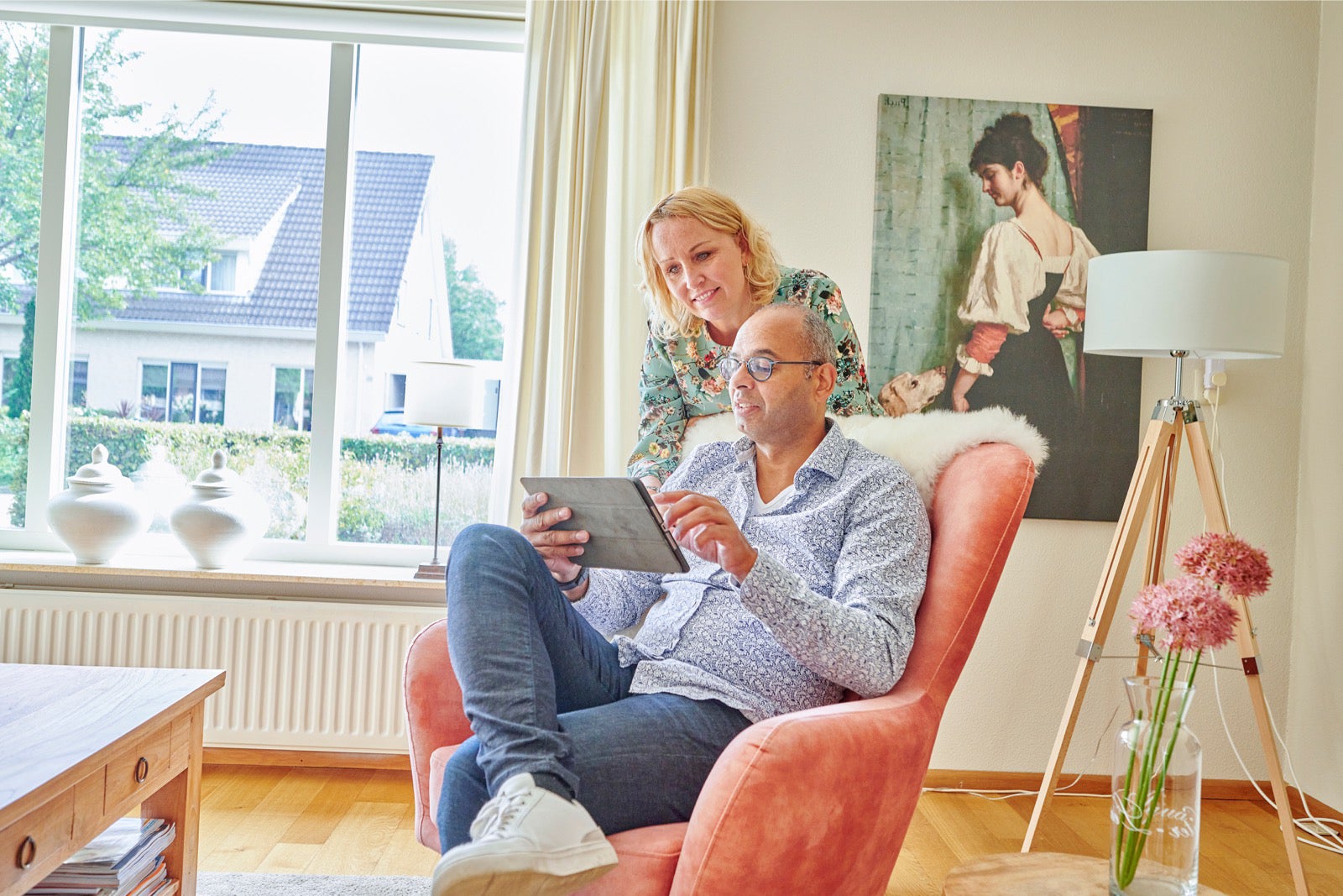 man op ipad vrouw kijkt mee