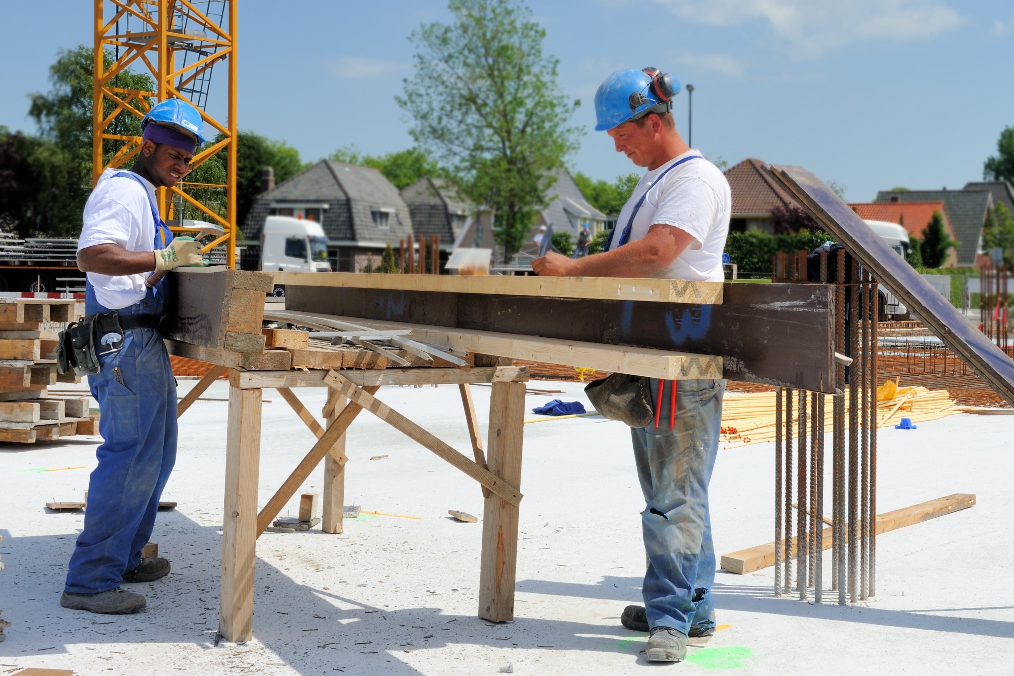 bouwvakkers aan het werk op bouwplaats
