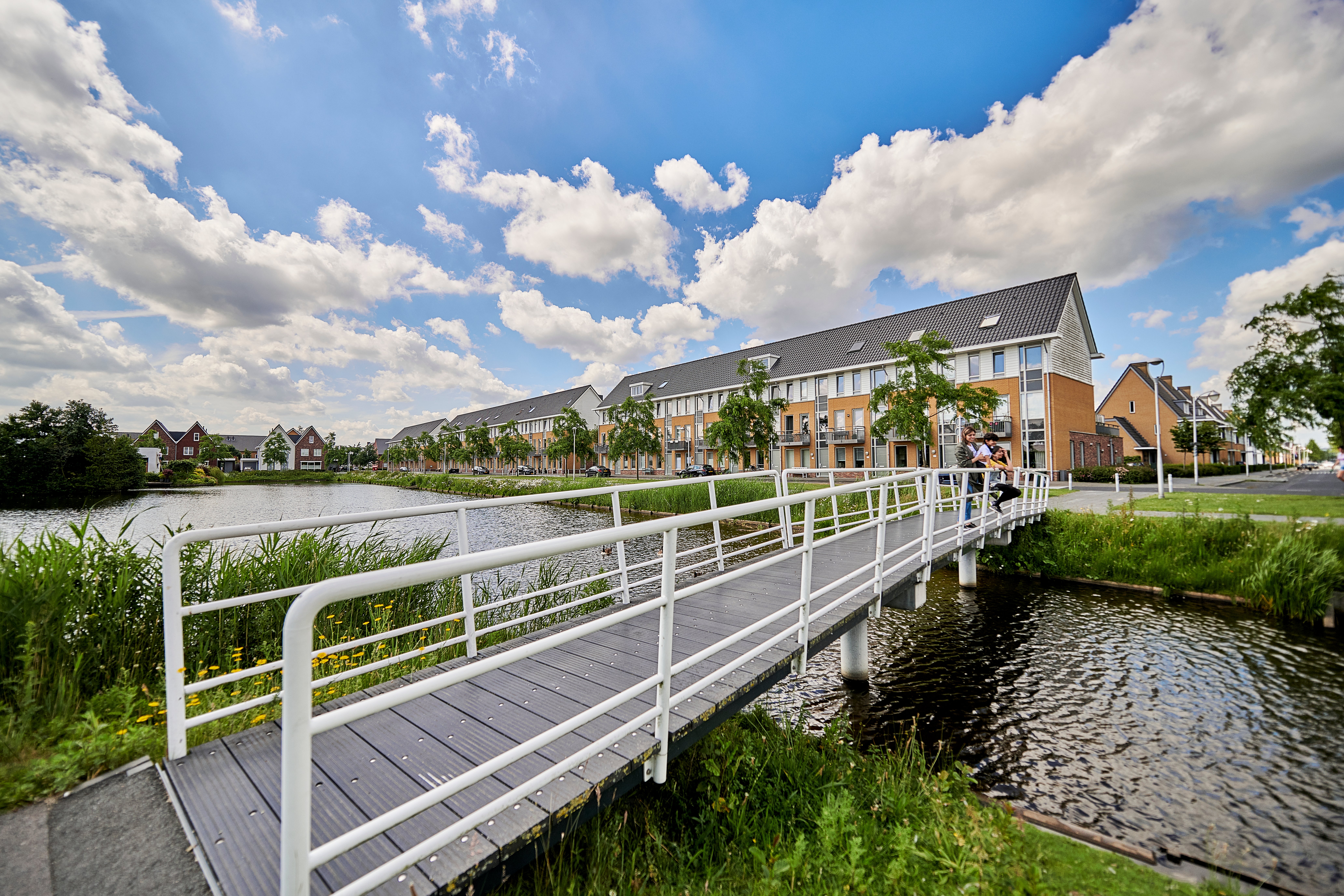 bruggetje in nieuwbouwwijk