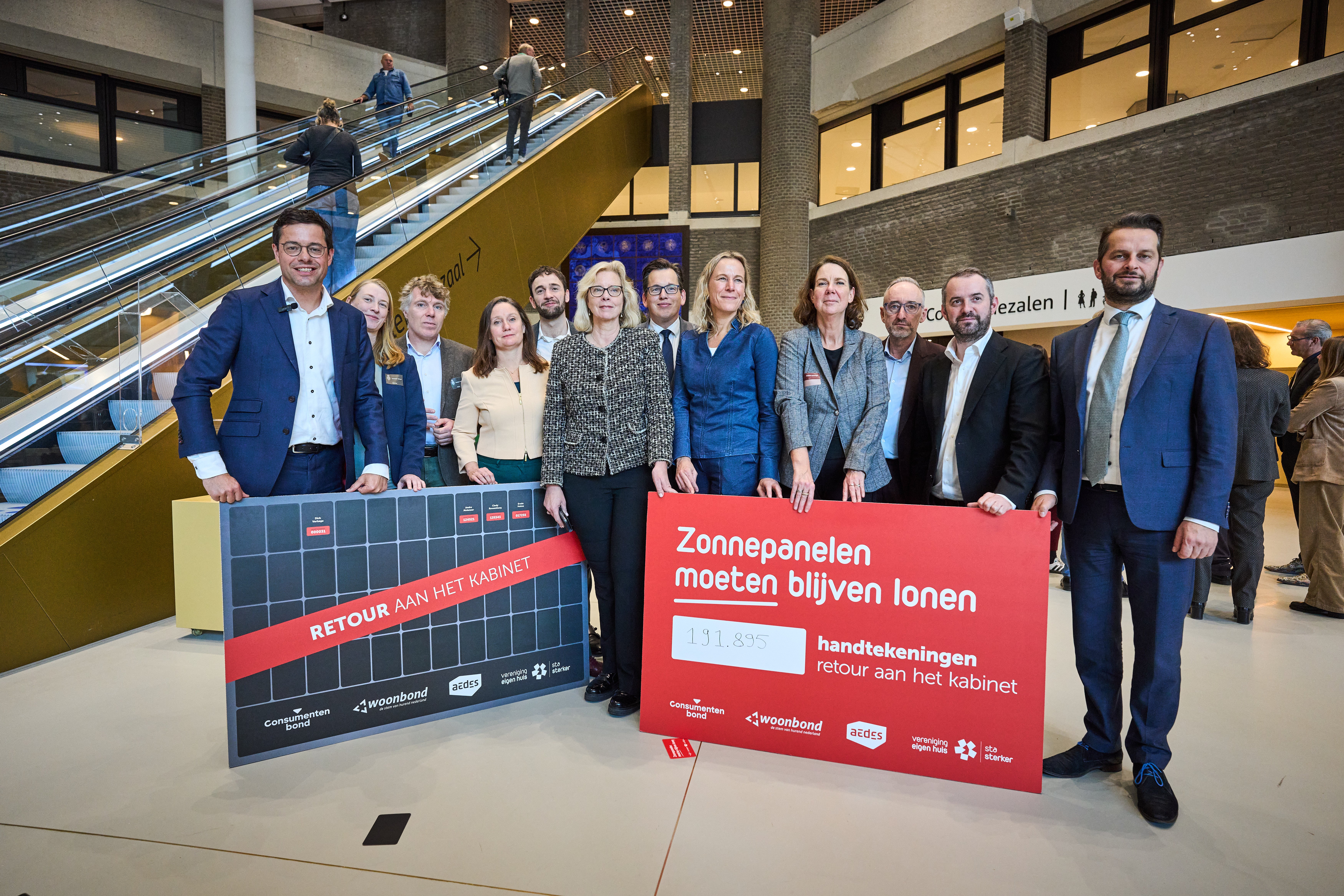 Karsten Klein van Vereniging Eigen Huis overhandigt petitie voor zonnepanelen aan Tweede Kamer.