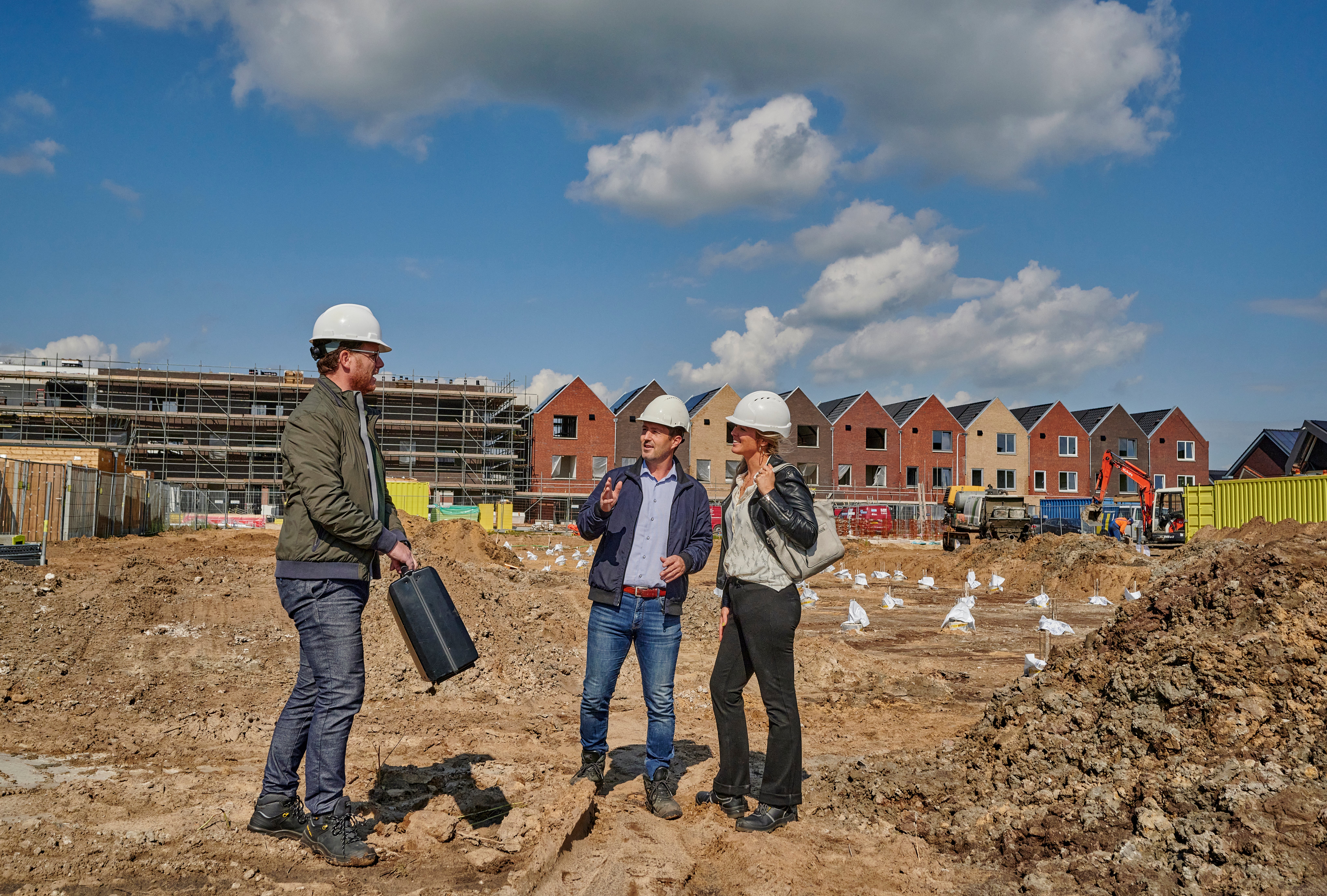 projectontwikkelaar man en vrouw op bouwgrond
