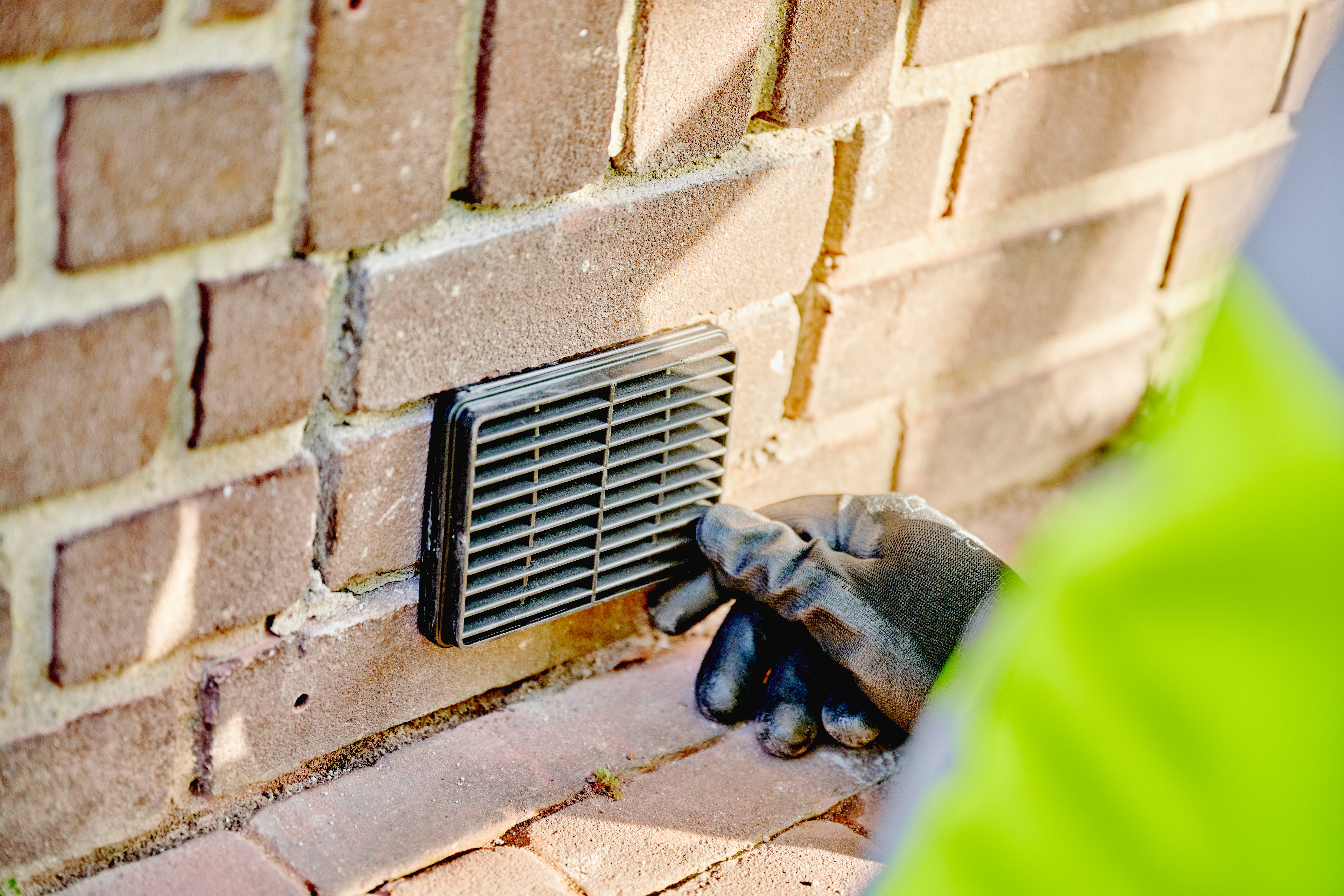 Man installeert isolatierooster