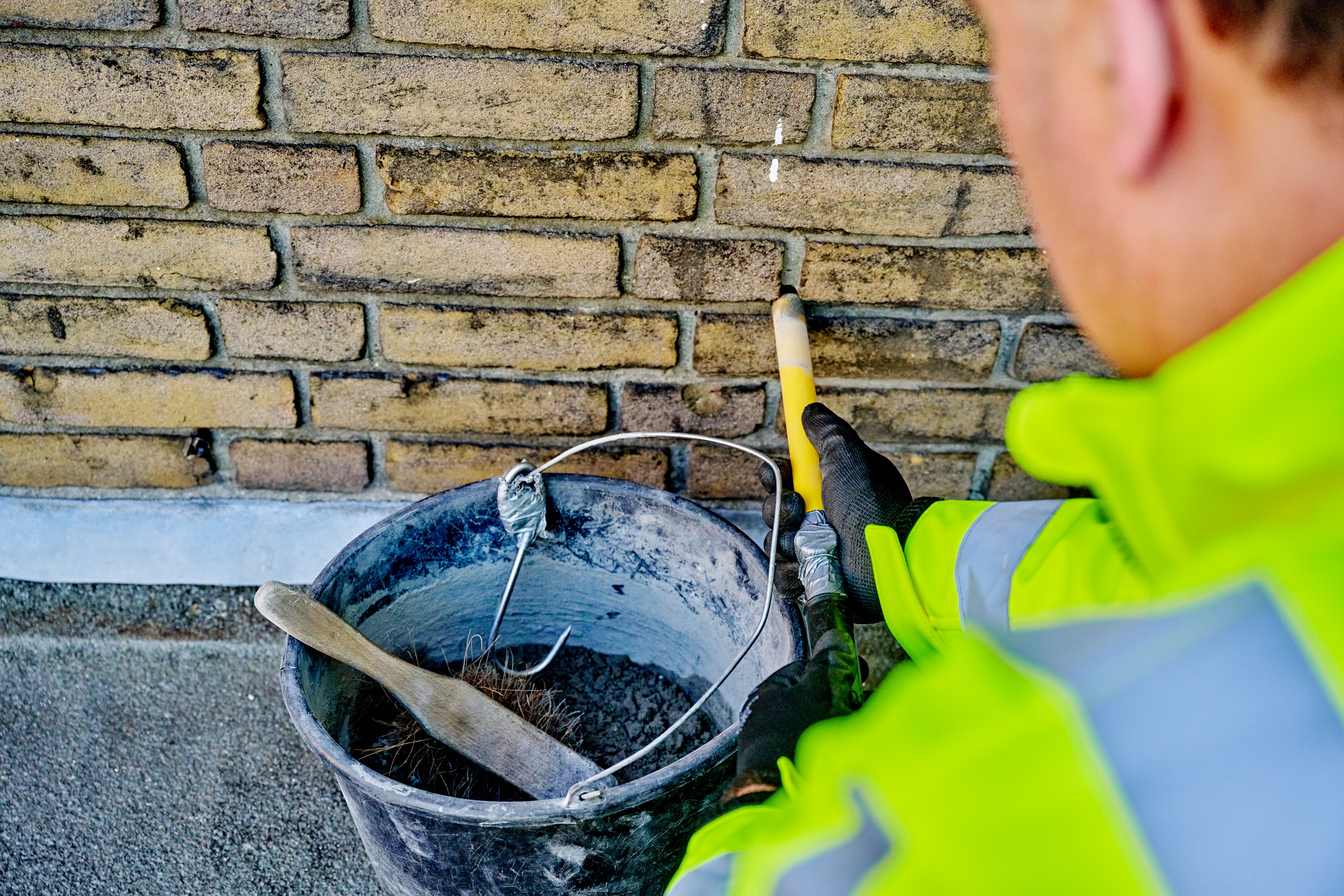 Isolatiespecialist brengt spouwmuurisolatie aan