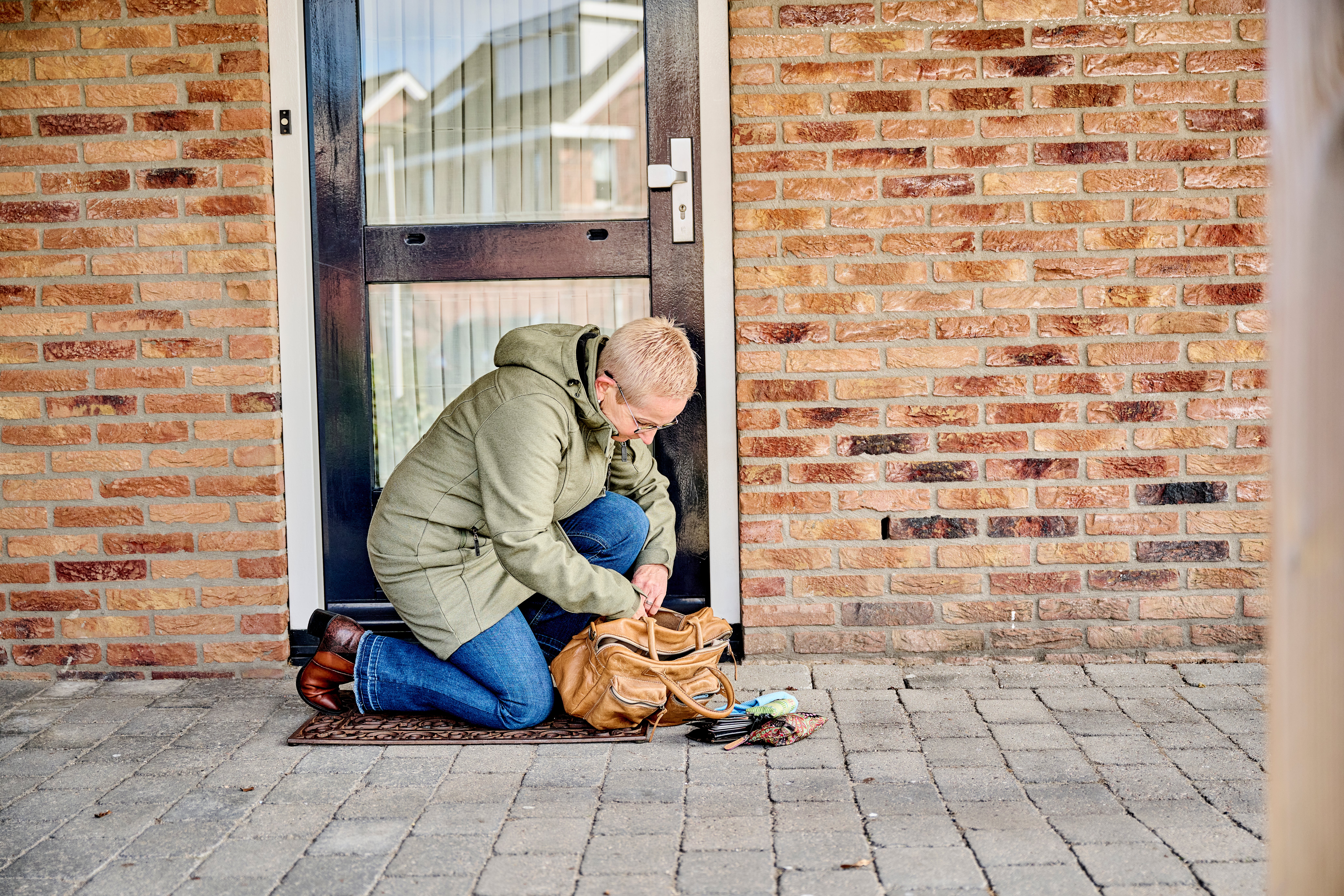 vrouw bij voordeur