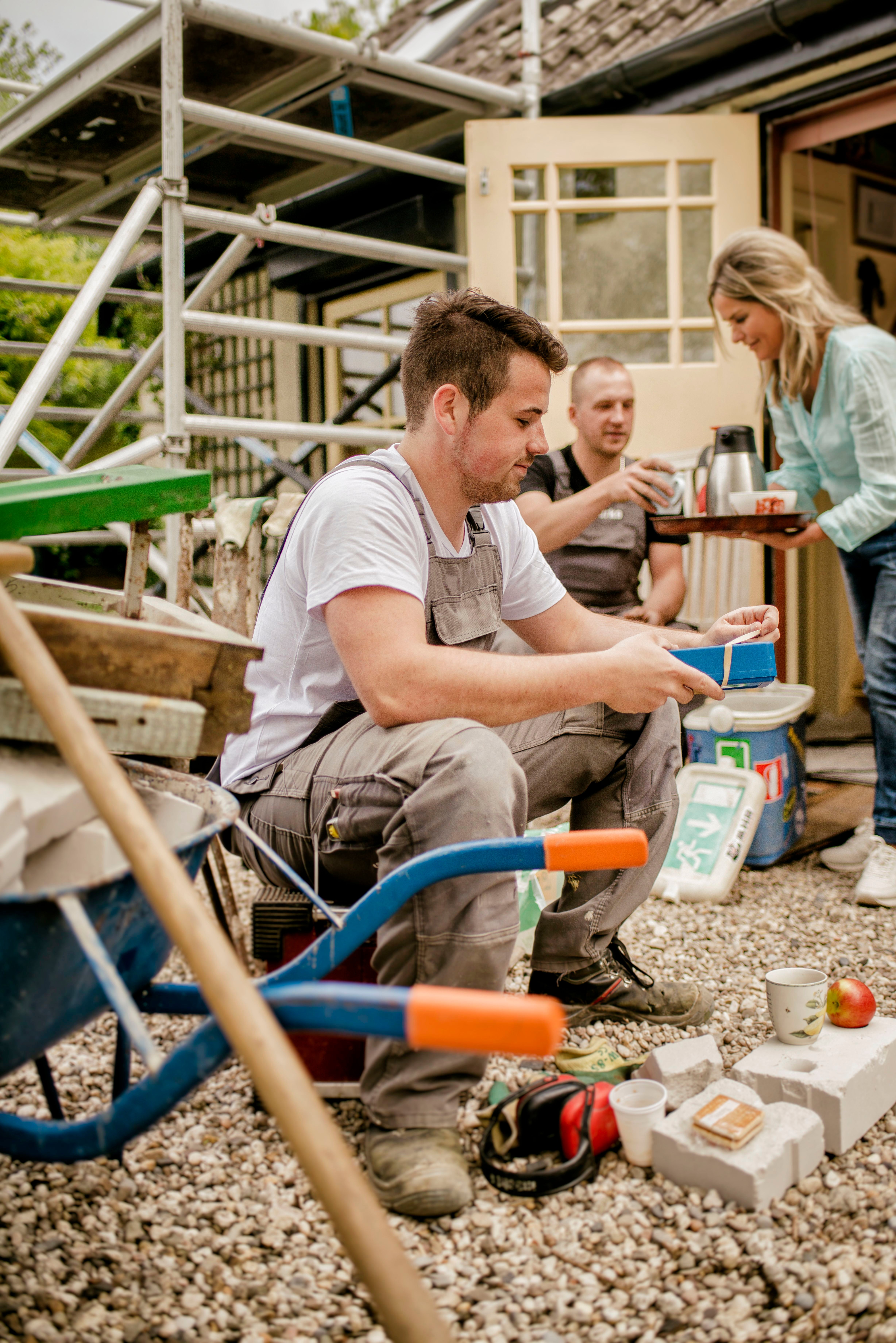 Koffiepauze tijdens het klussen