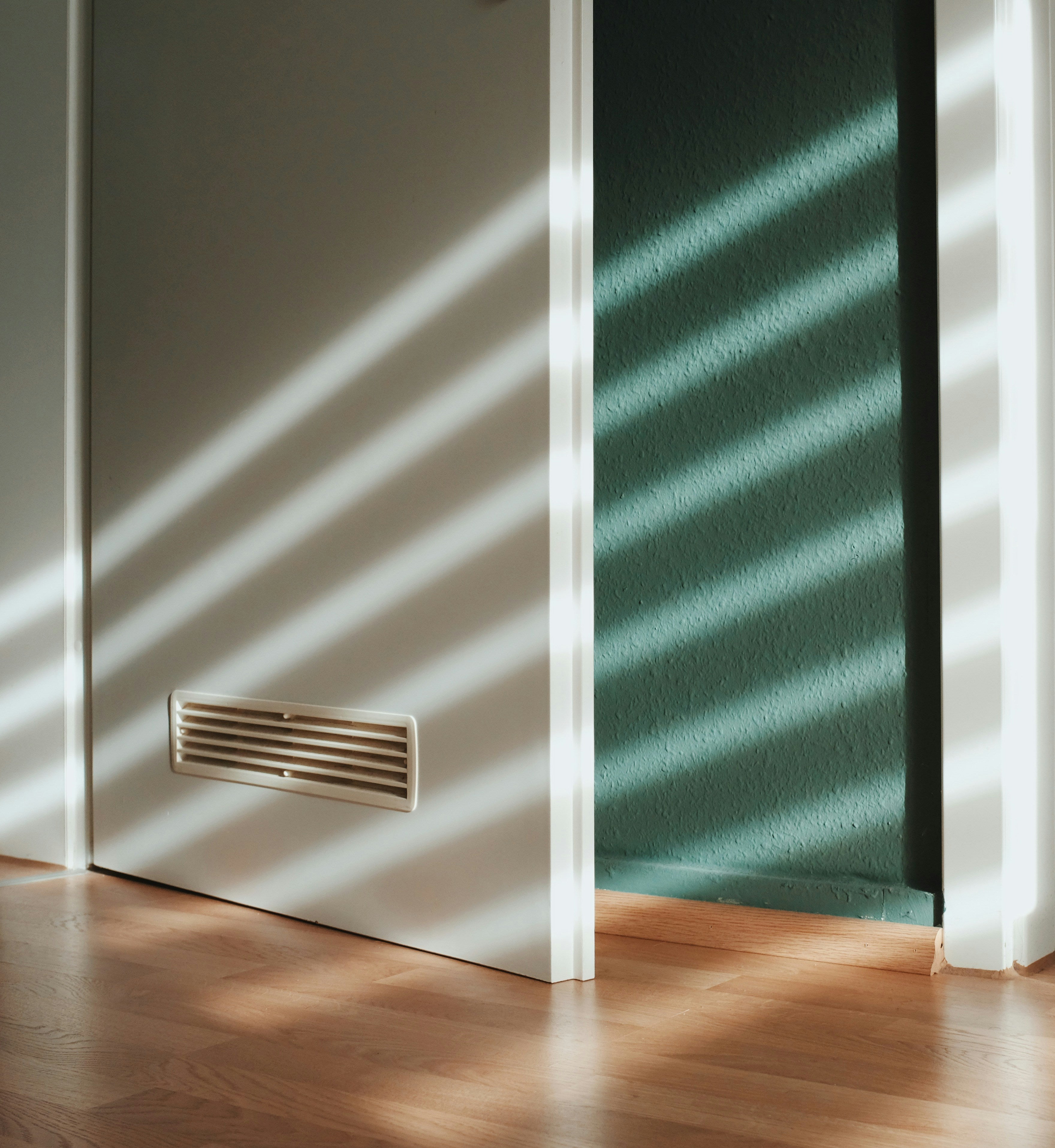 Open deur met ventilatierooster