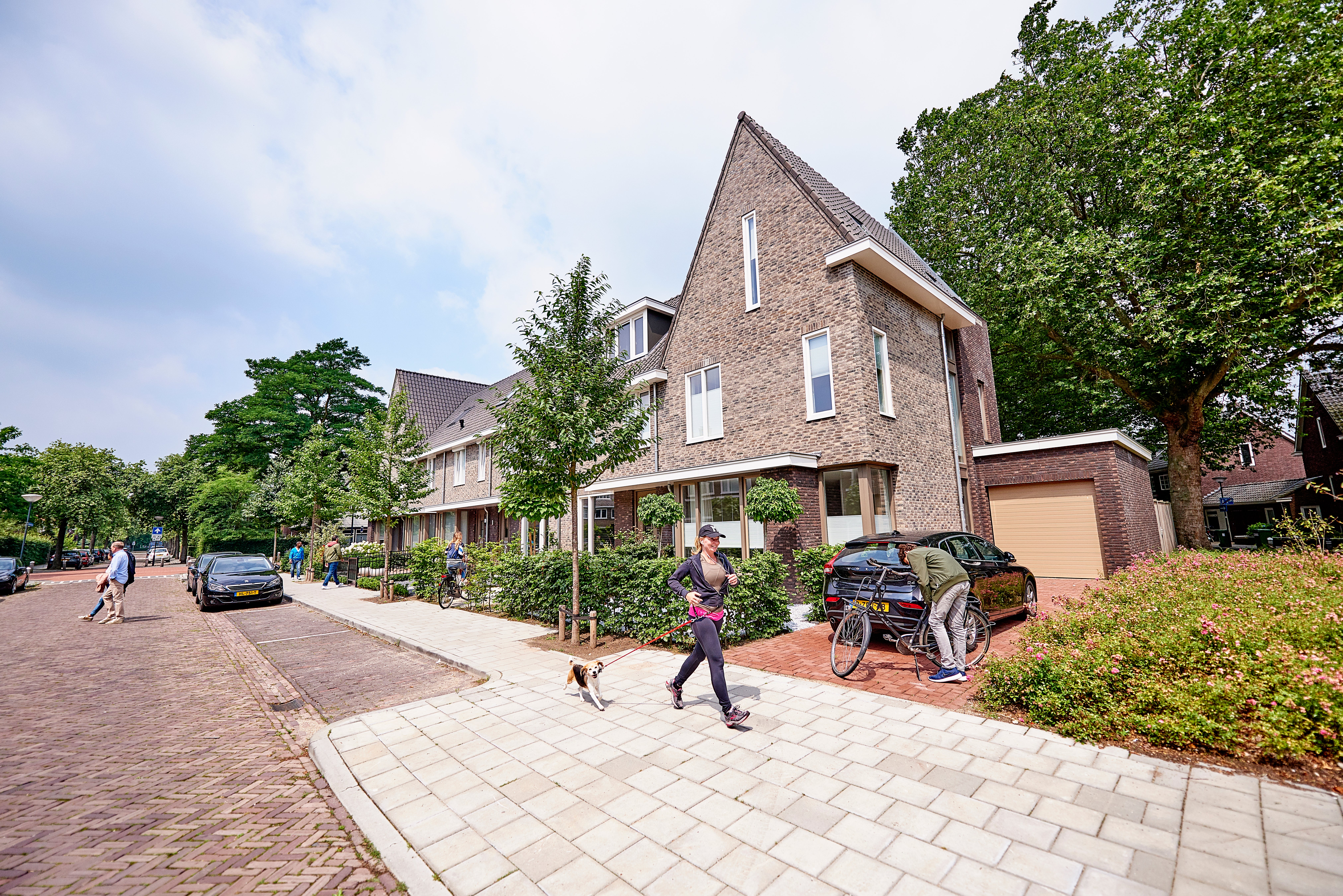 Huizen met wandelende vrouw