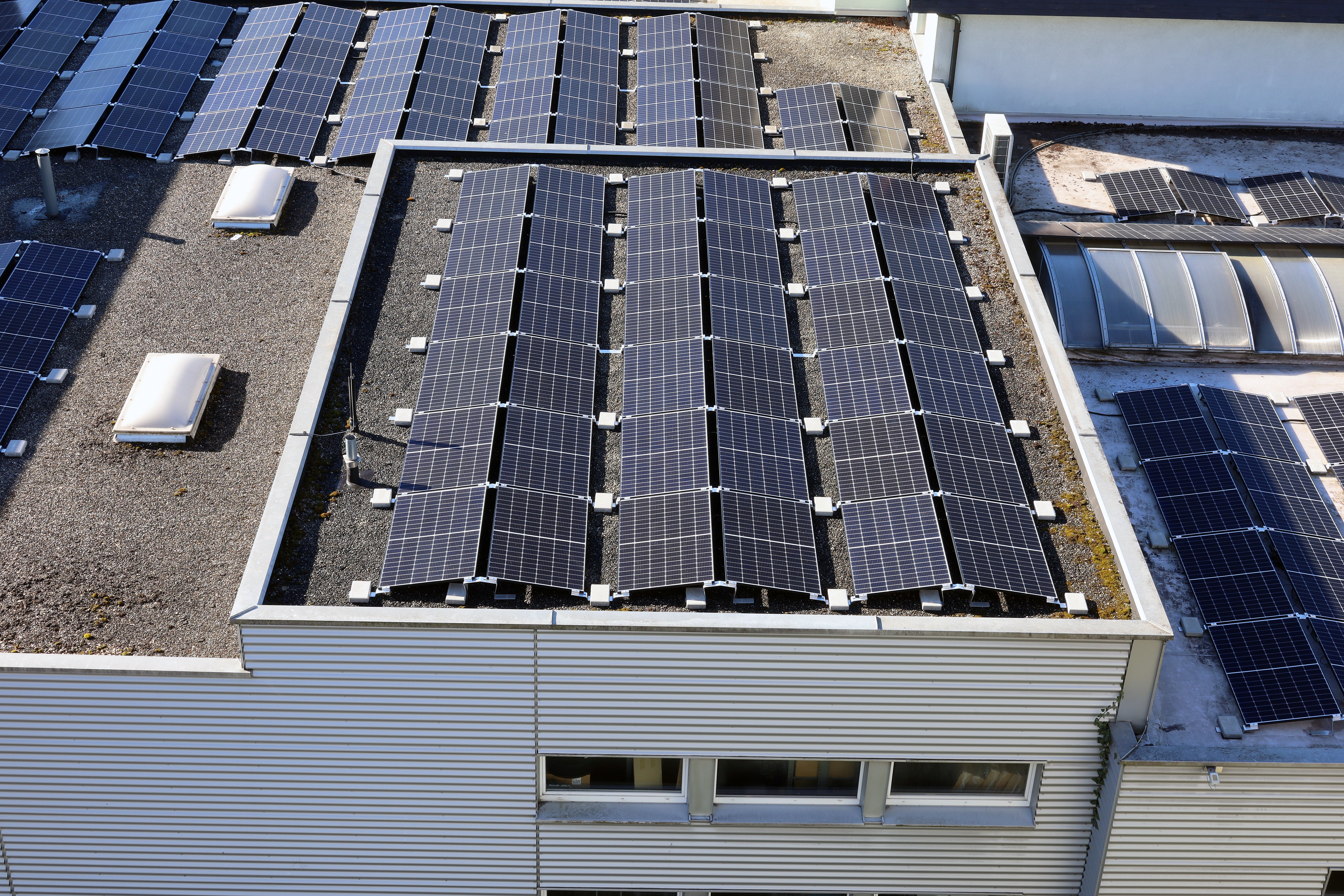 zonnepanelen op plat dak