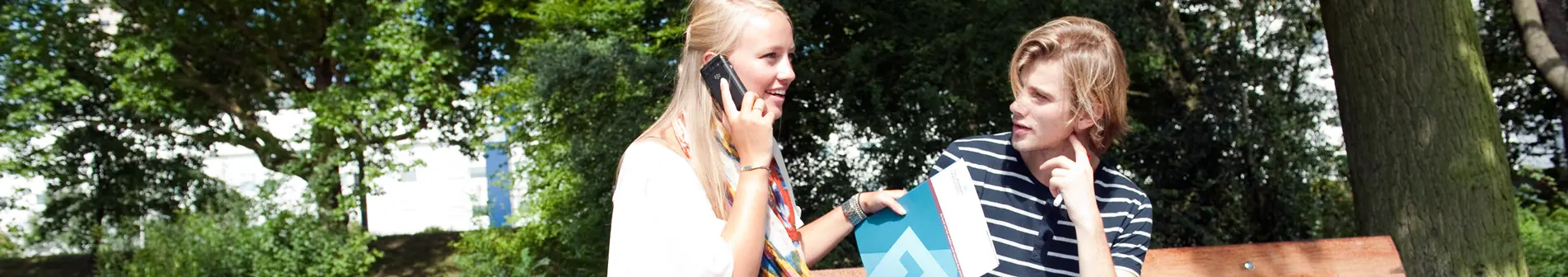 man en vrouw op bankje