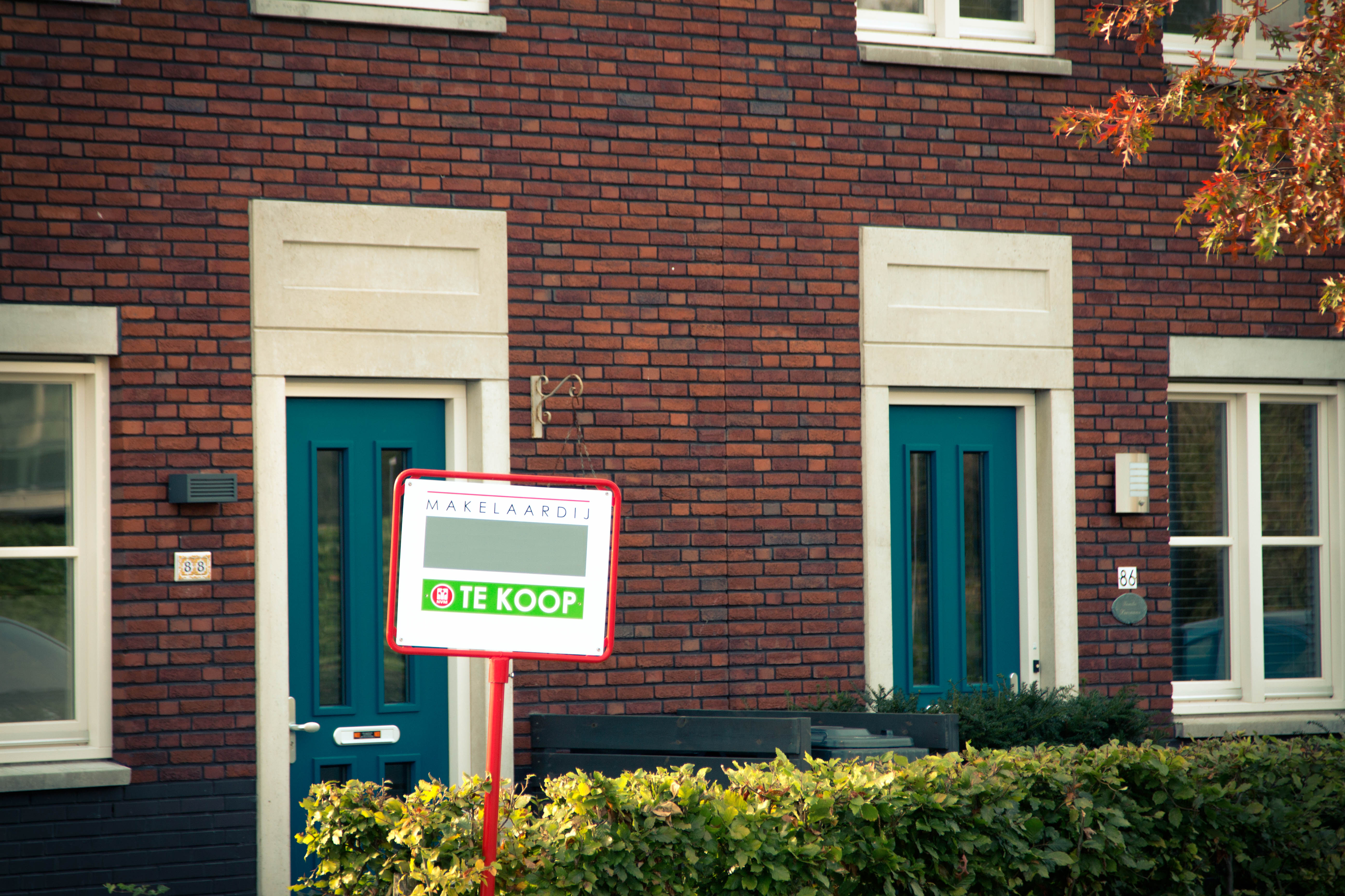 Huizen met te koop bord