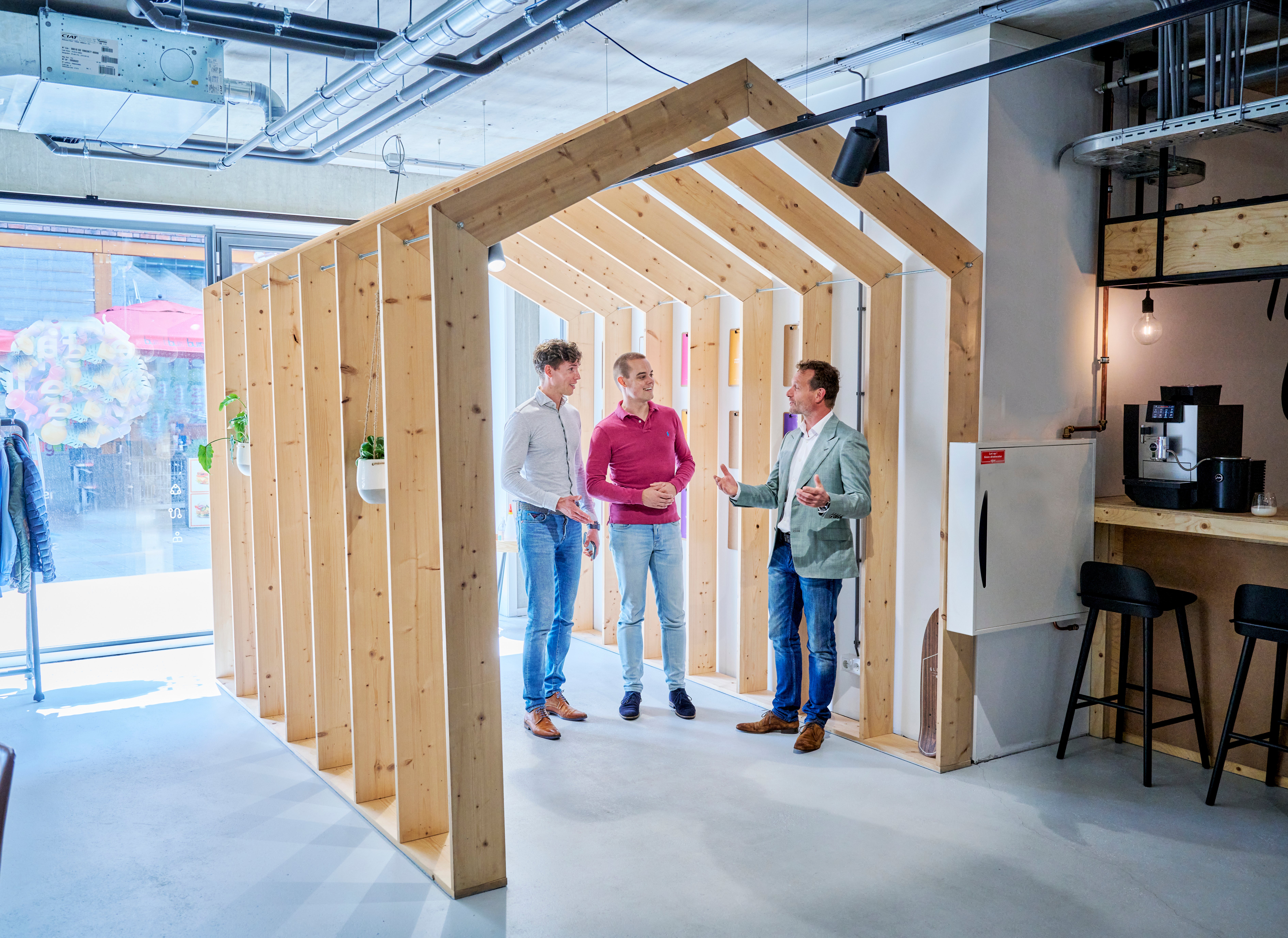 mannen overleggen met makelaar in kantoorruimte