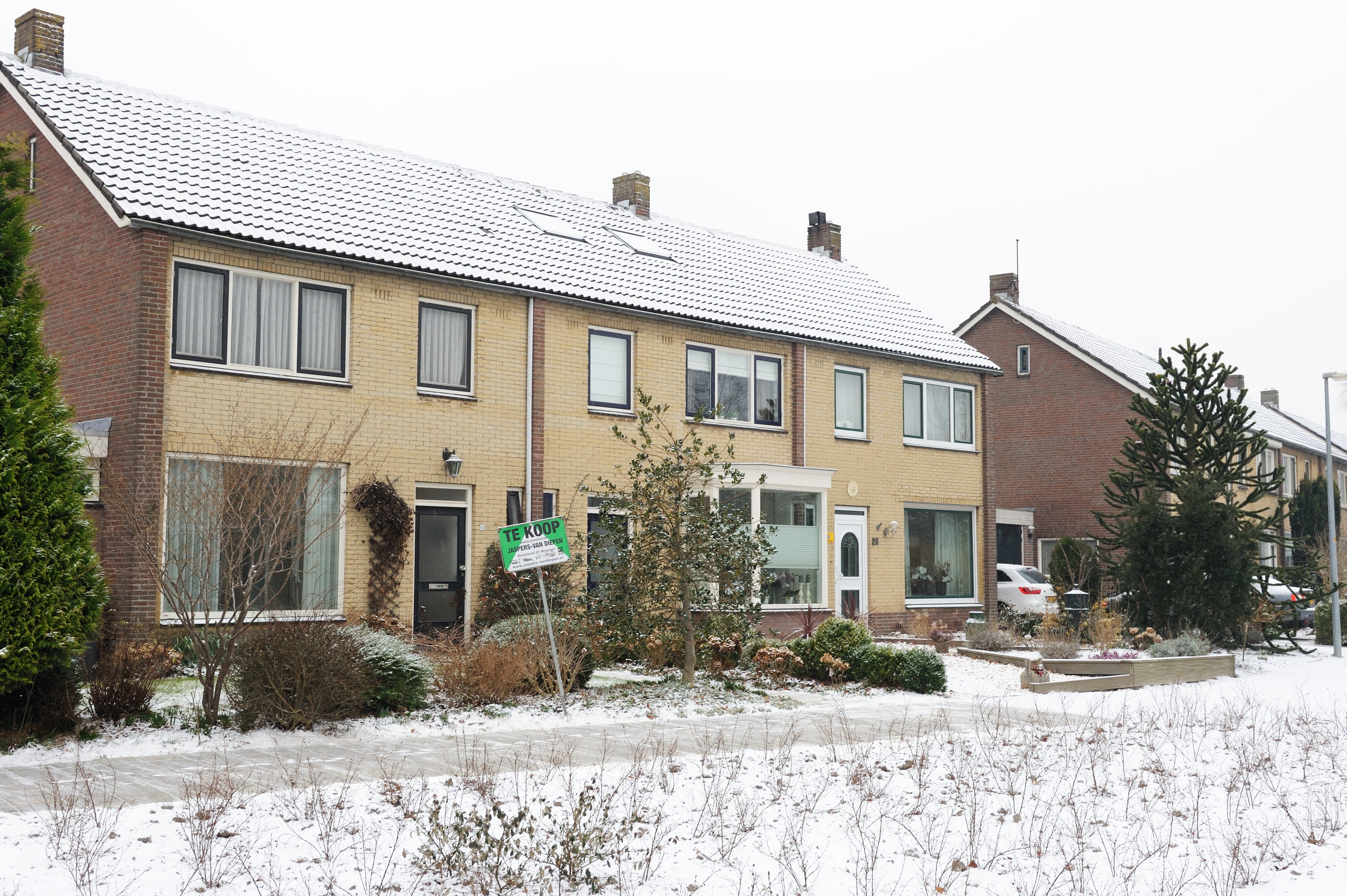 woonwijk na sneeuwval