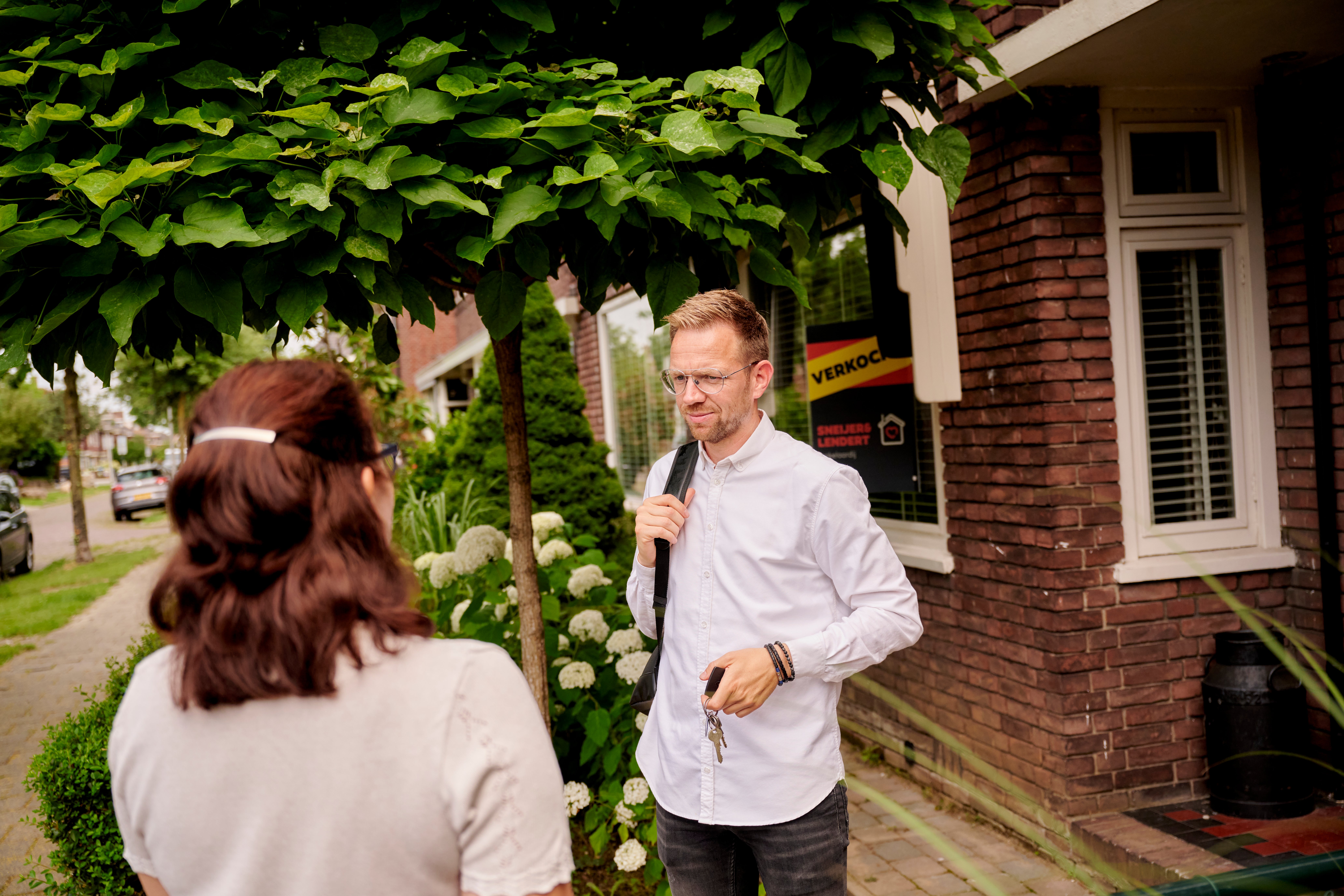 Man en vrouw in gesprek