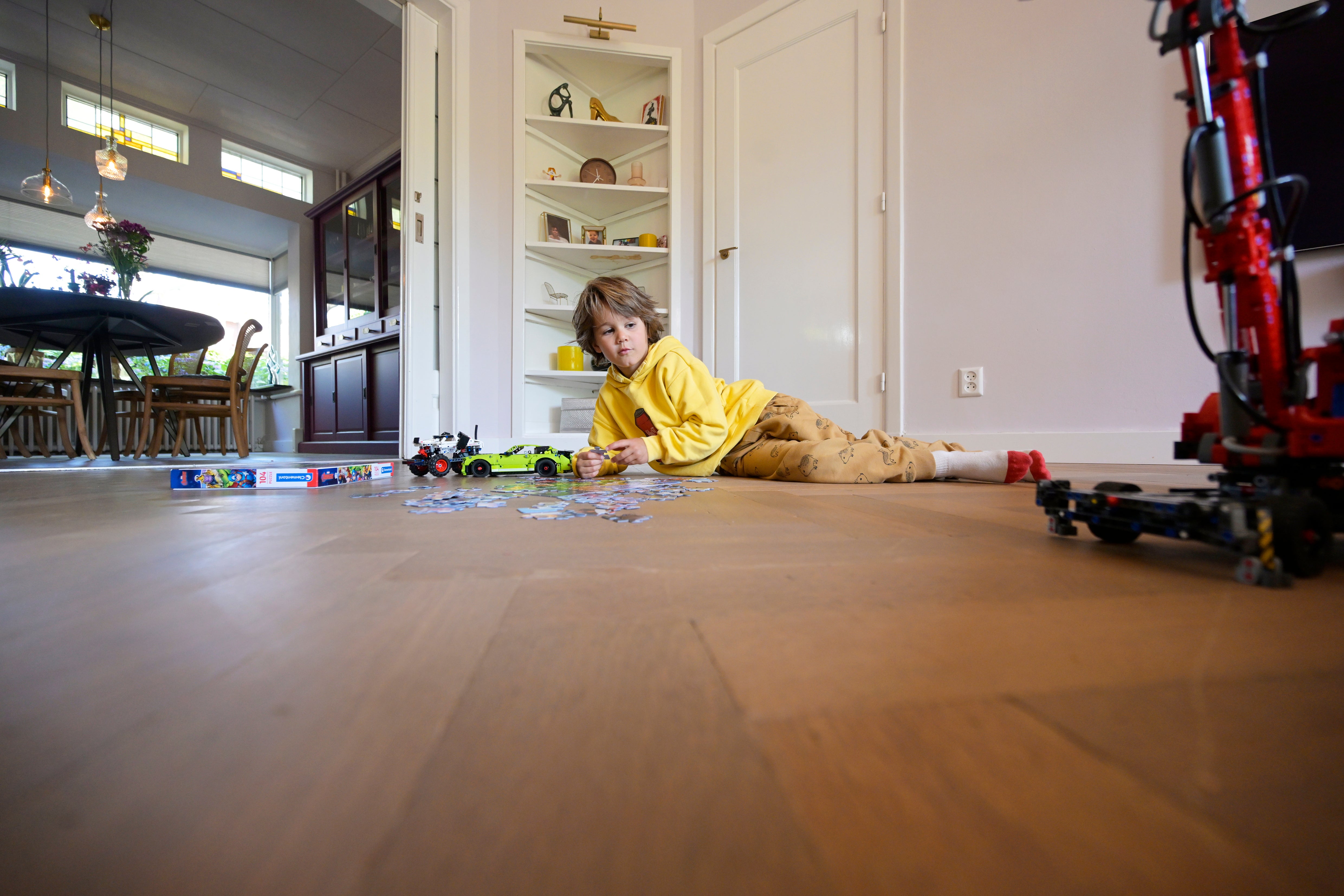 kind speelt op vloer