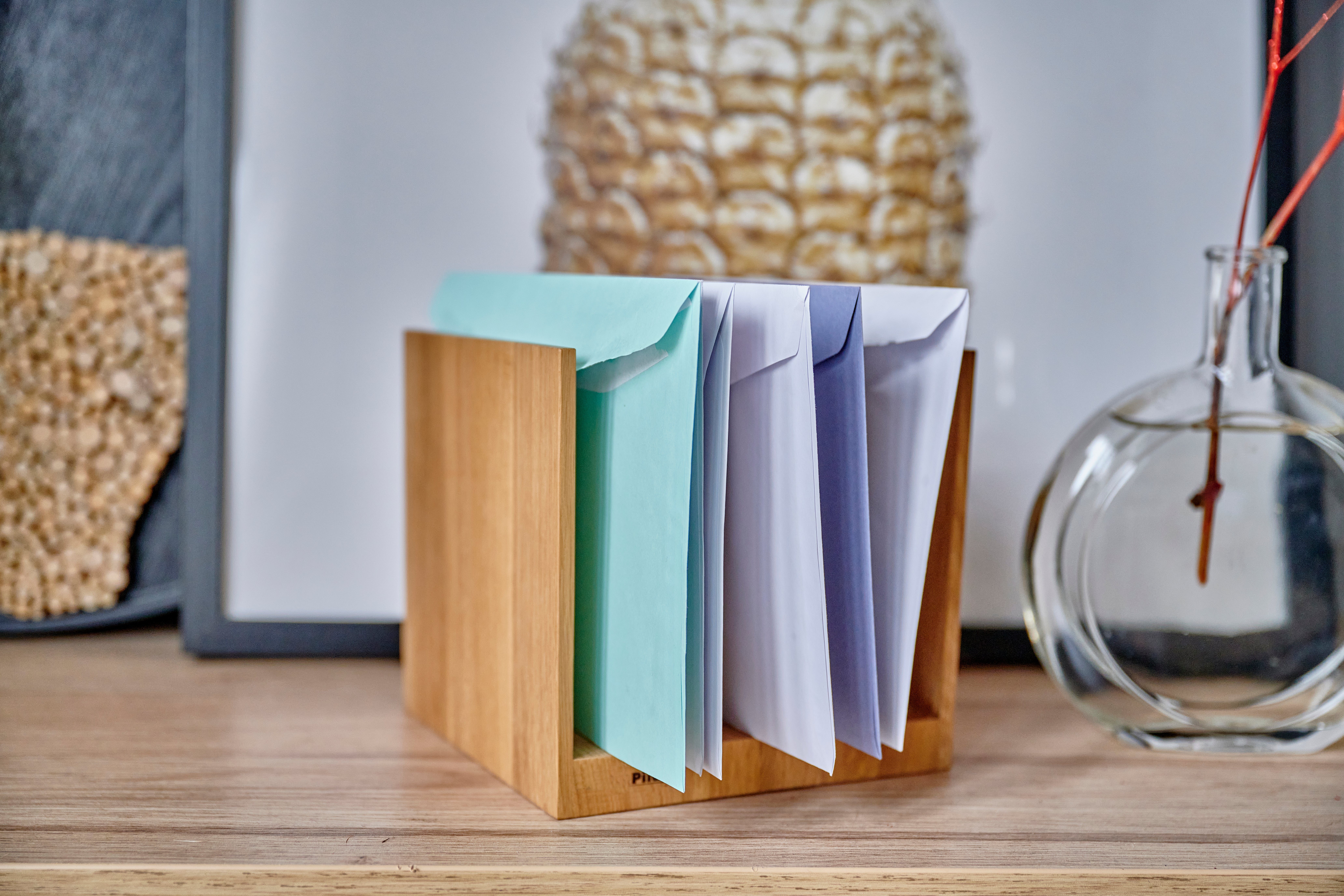 enveloppen in standaard op tafel