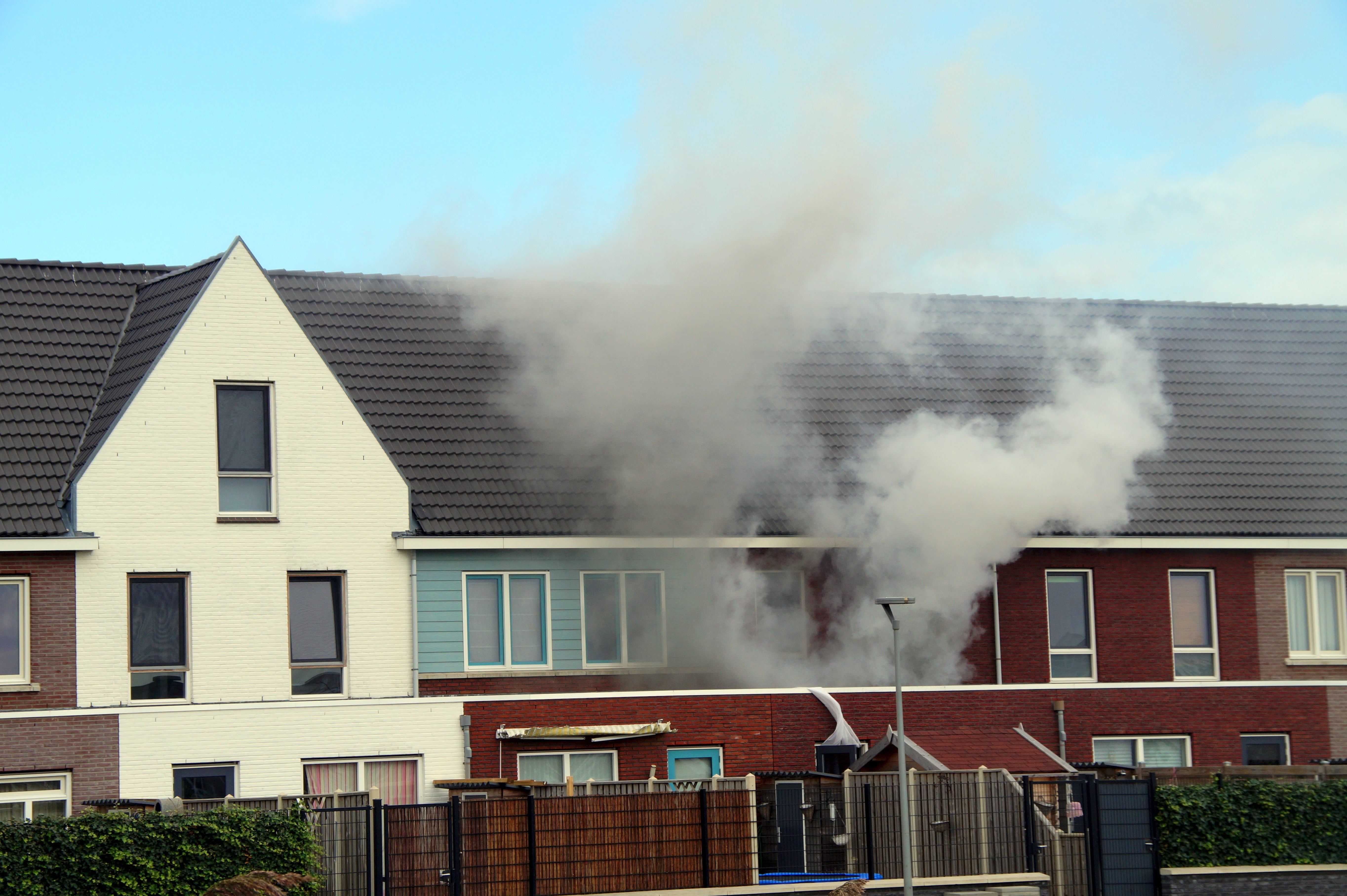 Rook uit een huis waar brand is