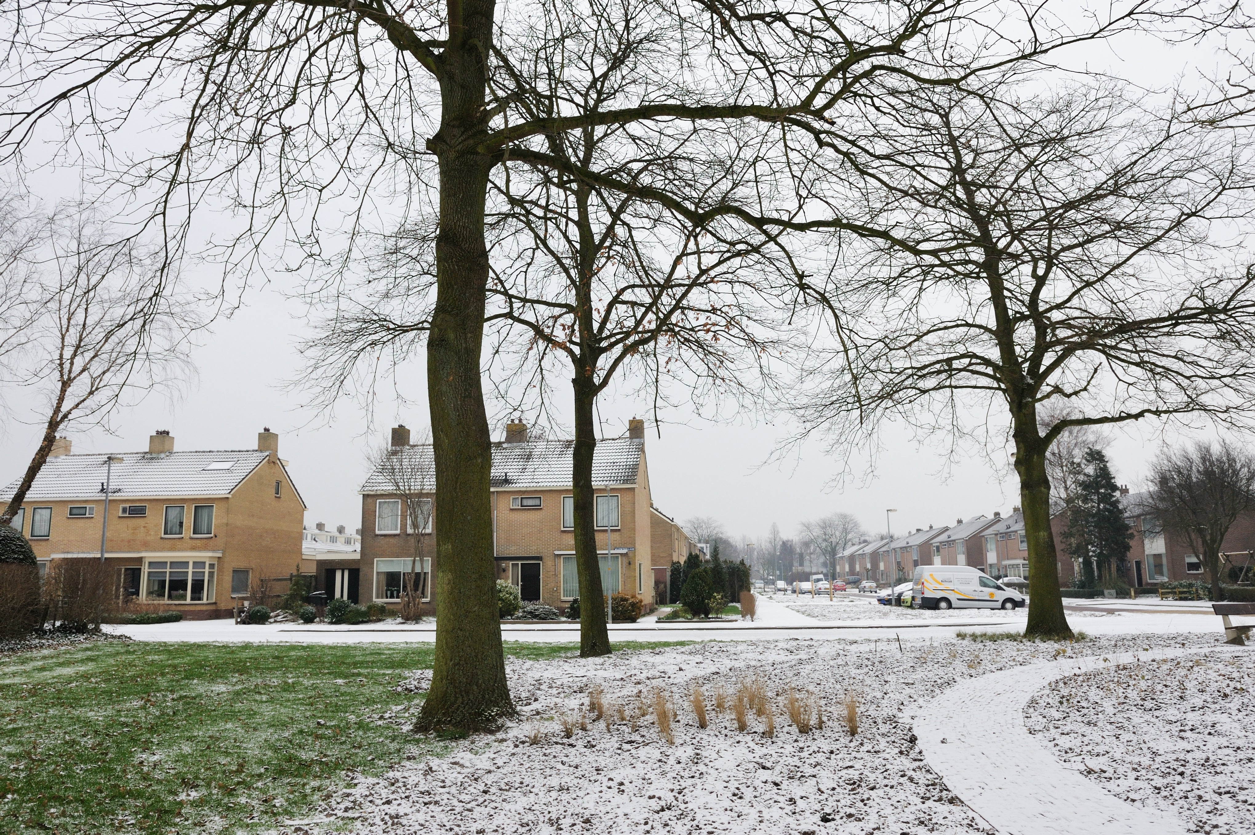 woonwijk na sneeuwval