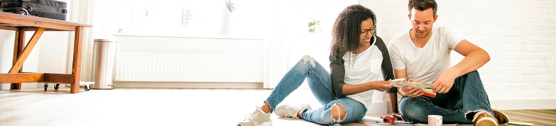 stel kijkt naar verfstalen