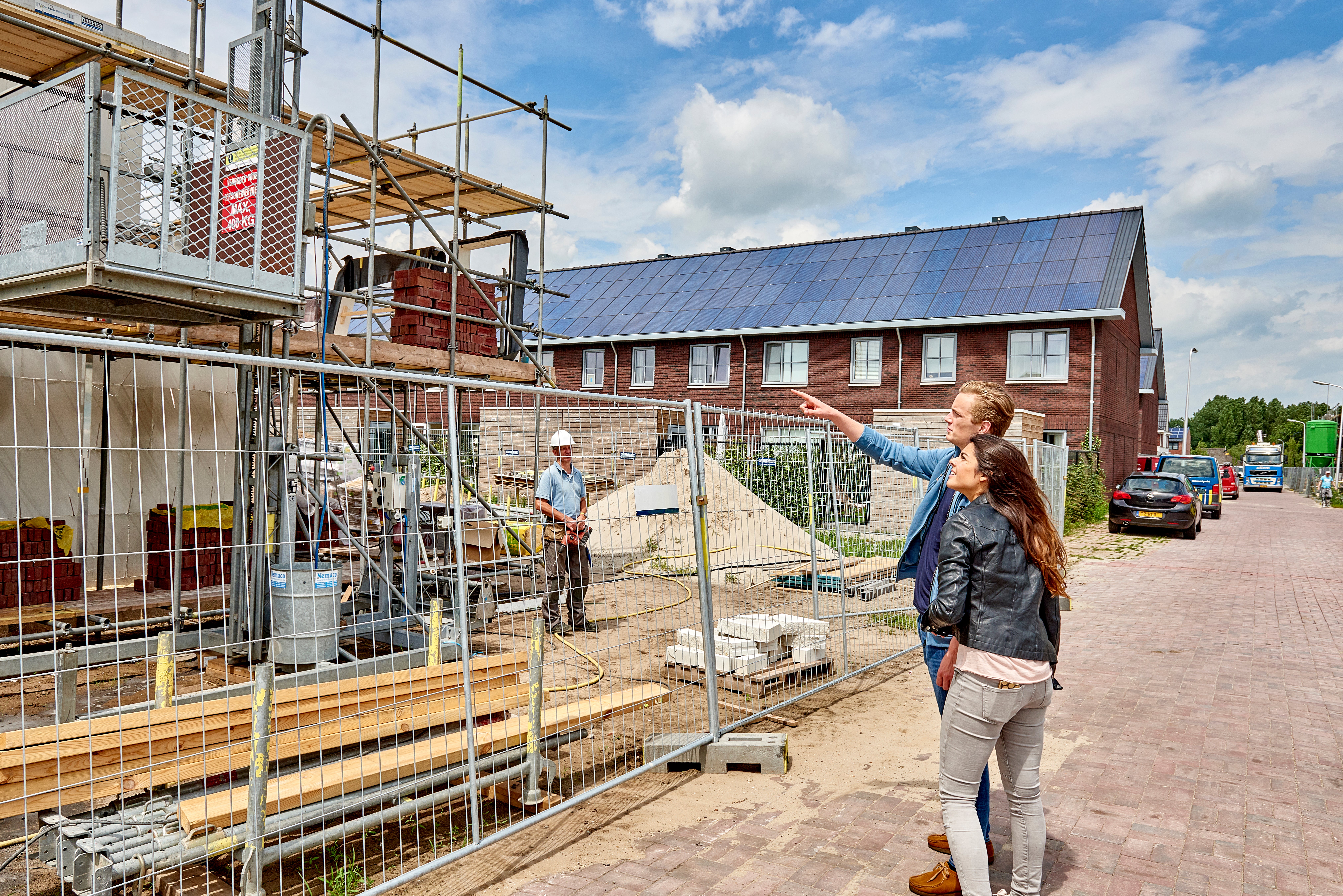 stel wijst naar woning in aanbouw