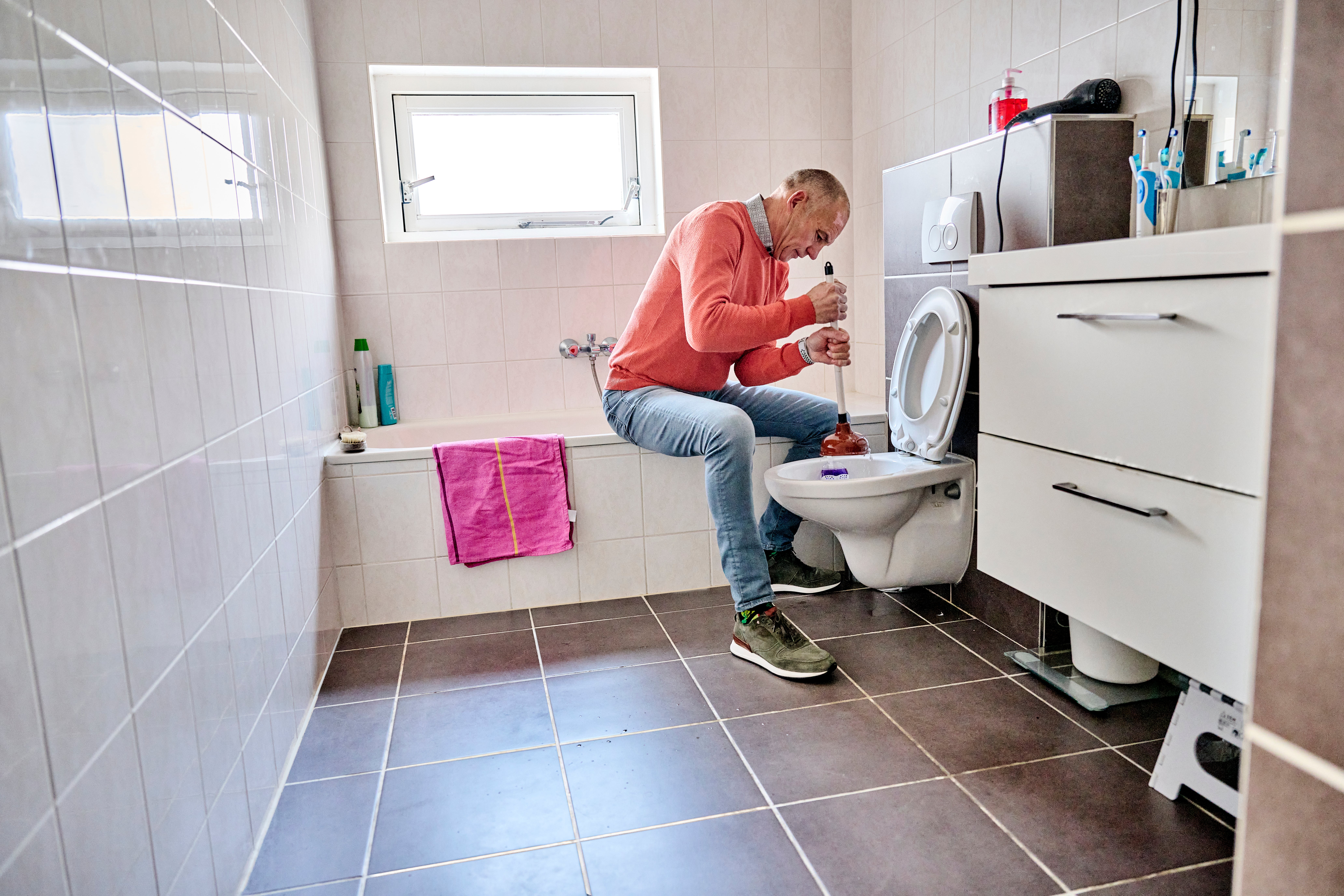 man ontstopt toilet