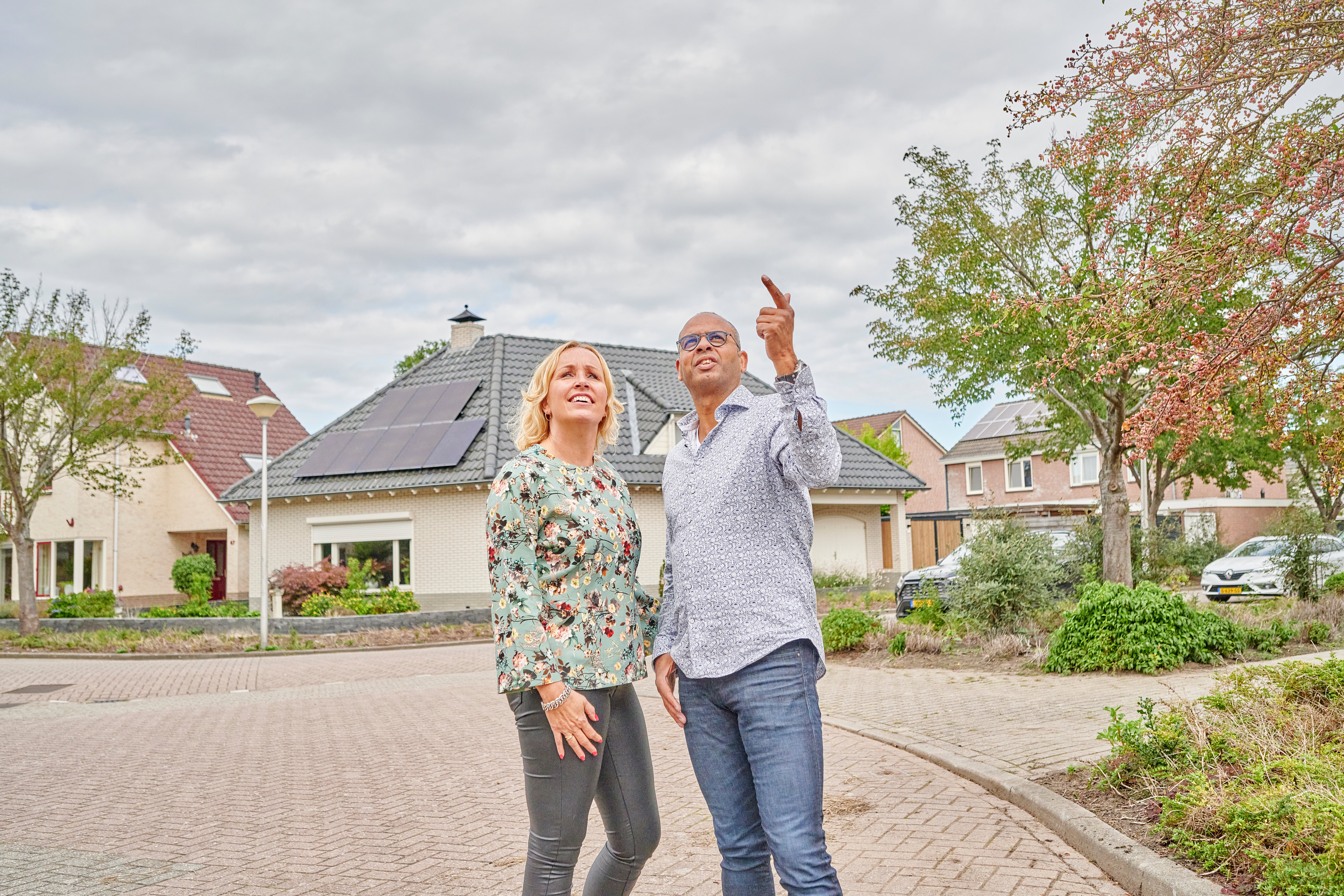 man en vrouw staan op straat