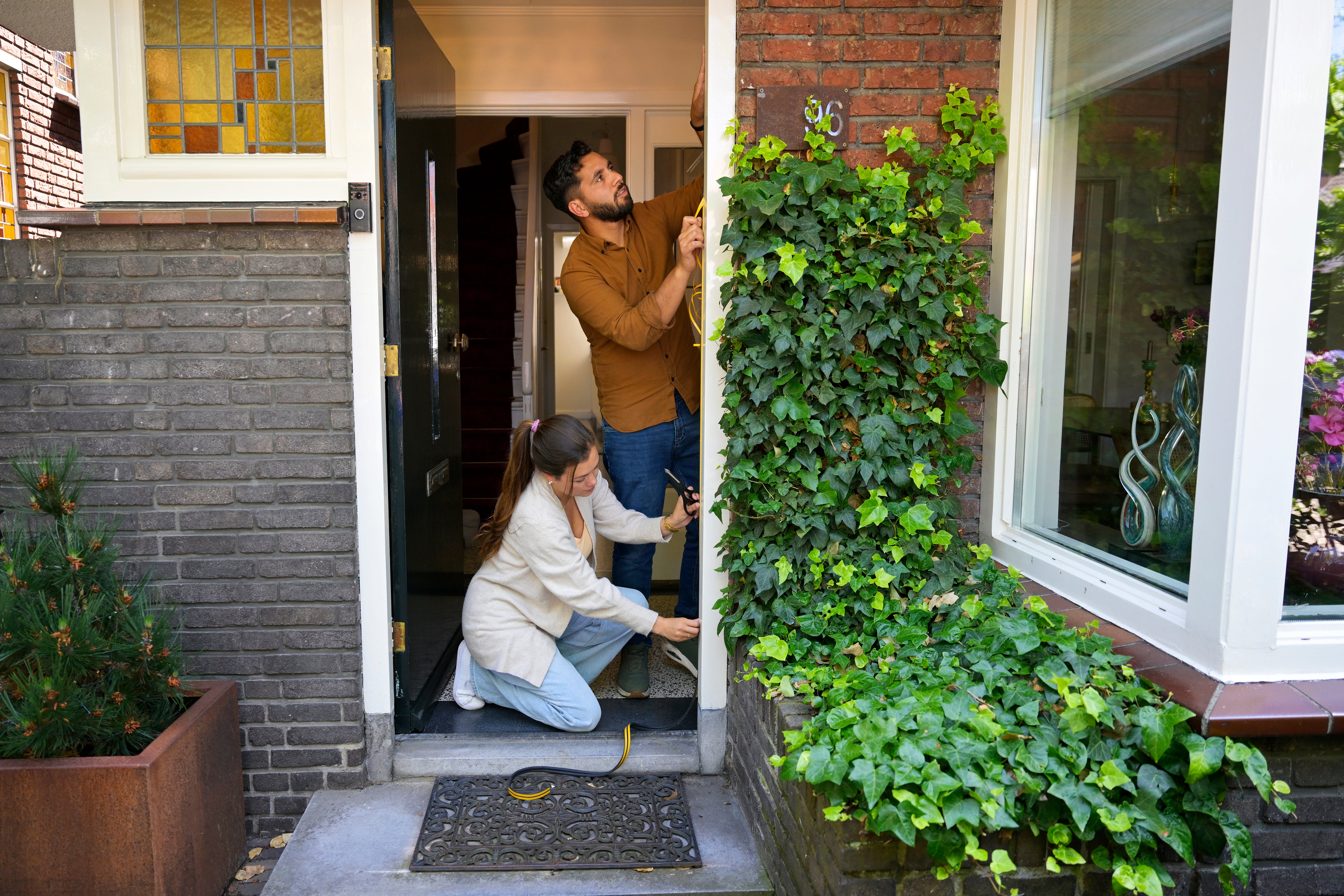 man en vrouw brengen tochstrips aan