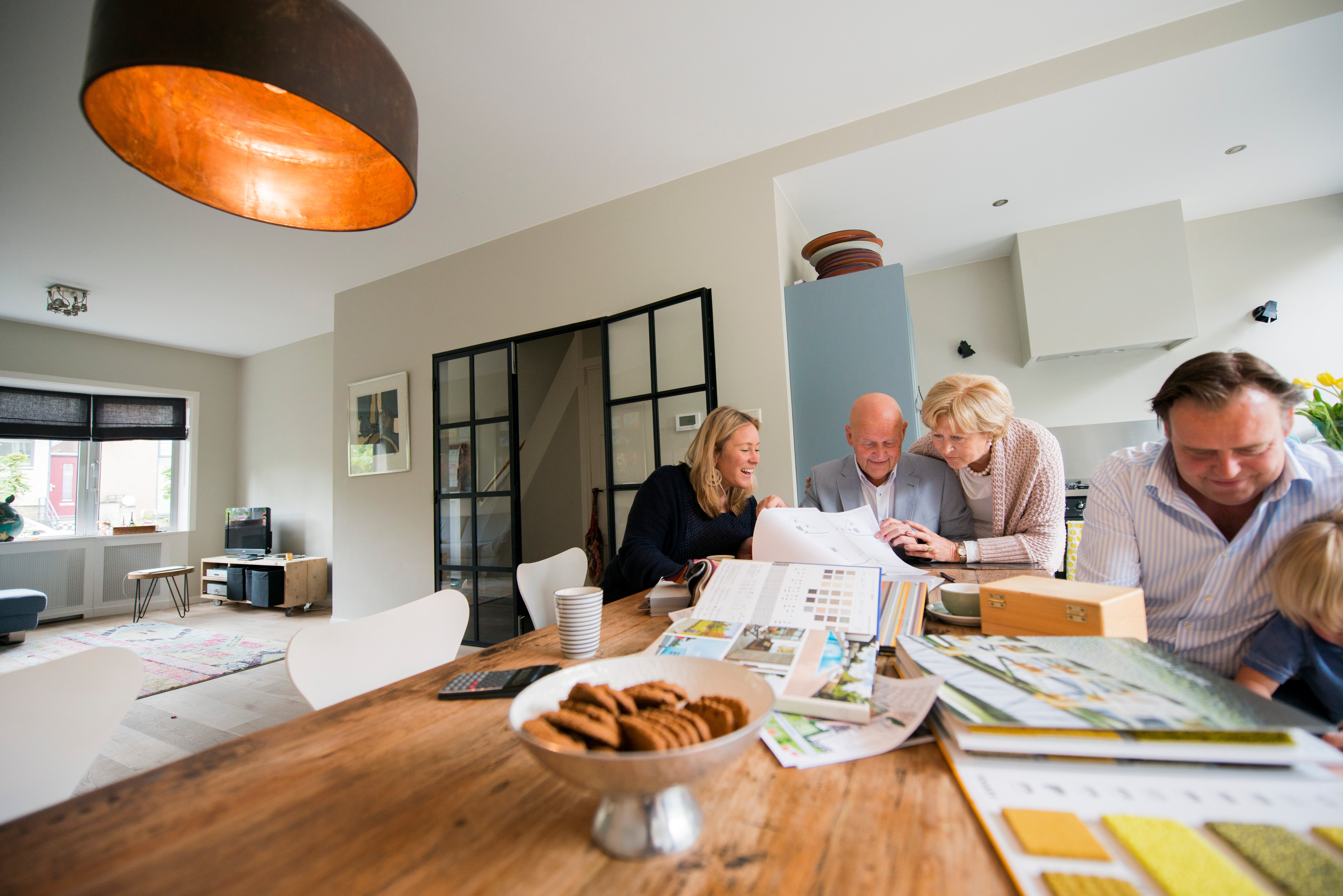 familie in bespreking met projectontwikkelaar