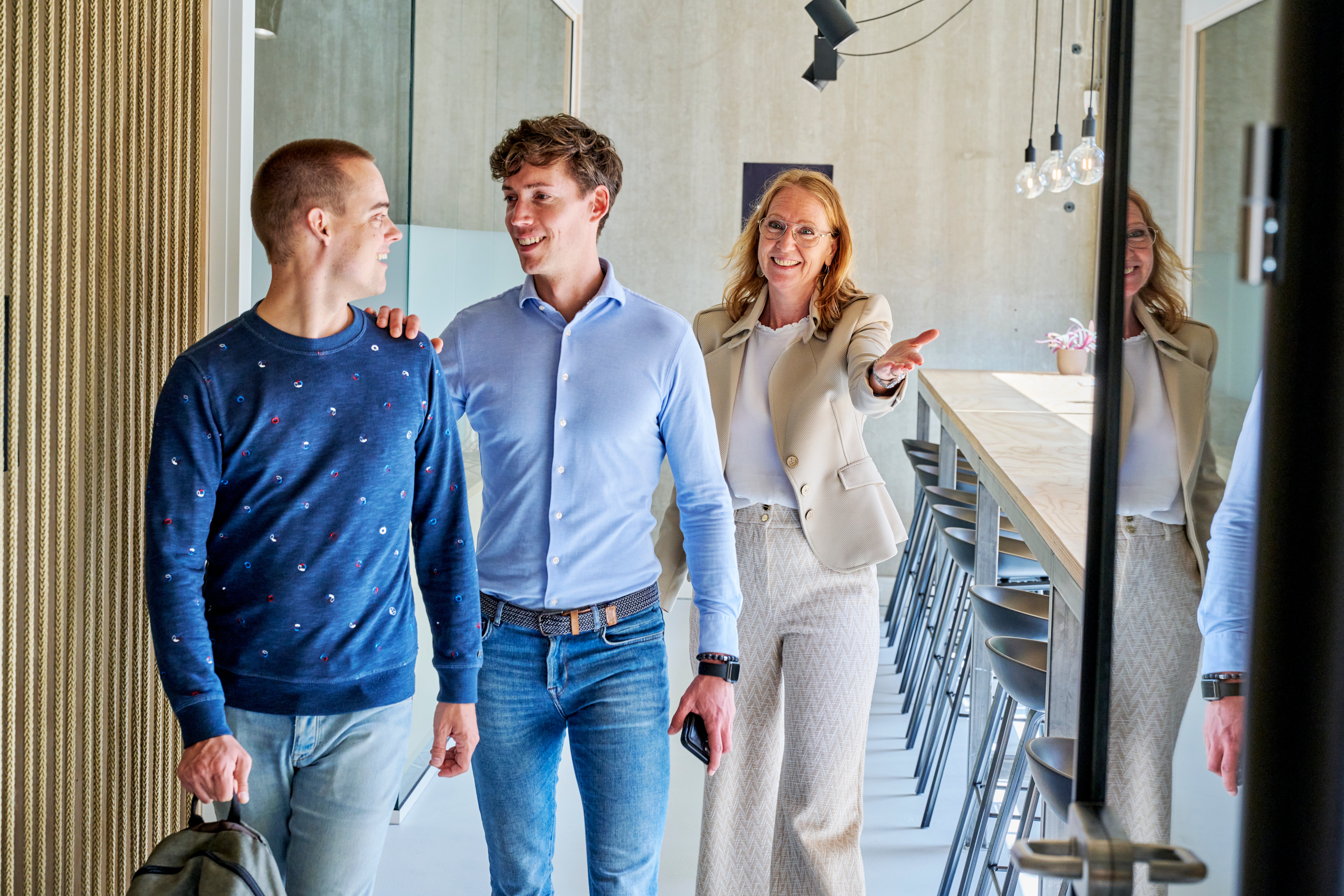 makelaar en twee mannen in kantoorruimte