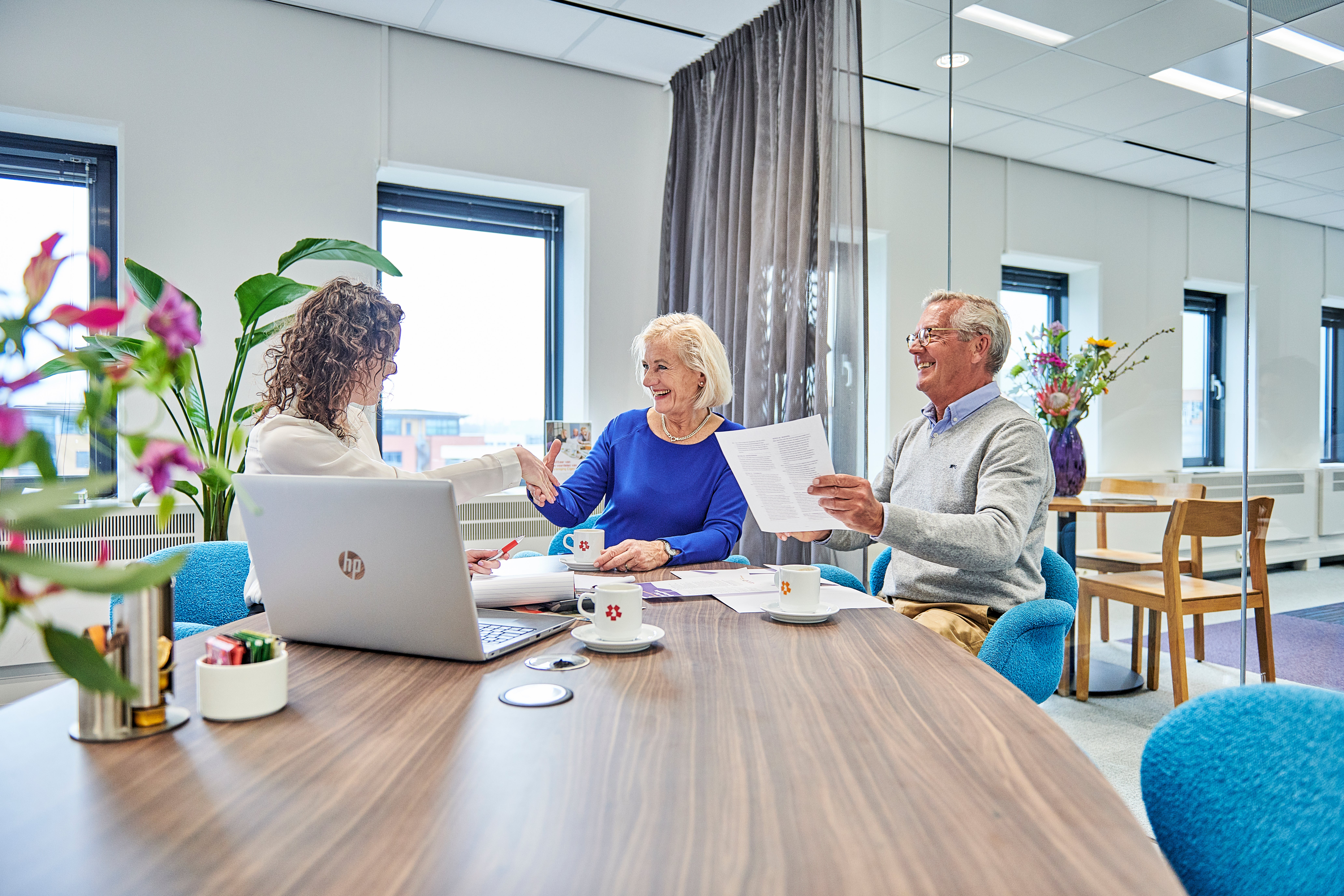 Gepensioneerden aan tafel met een testamentadviseur
