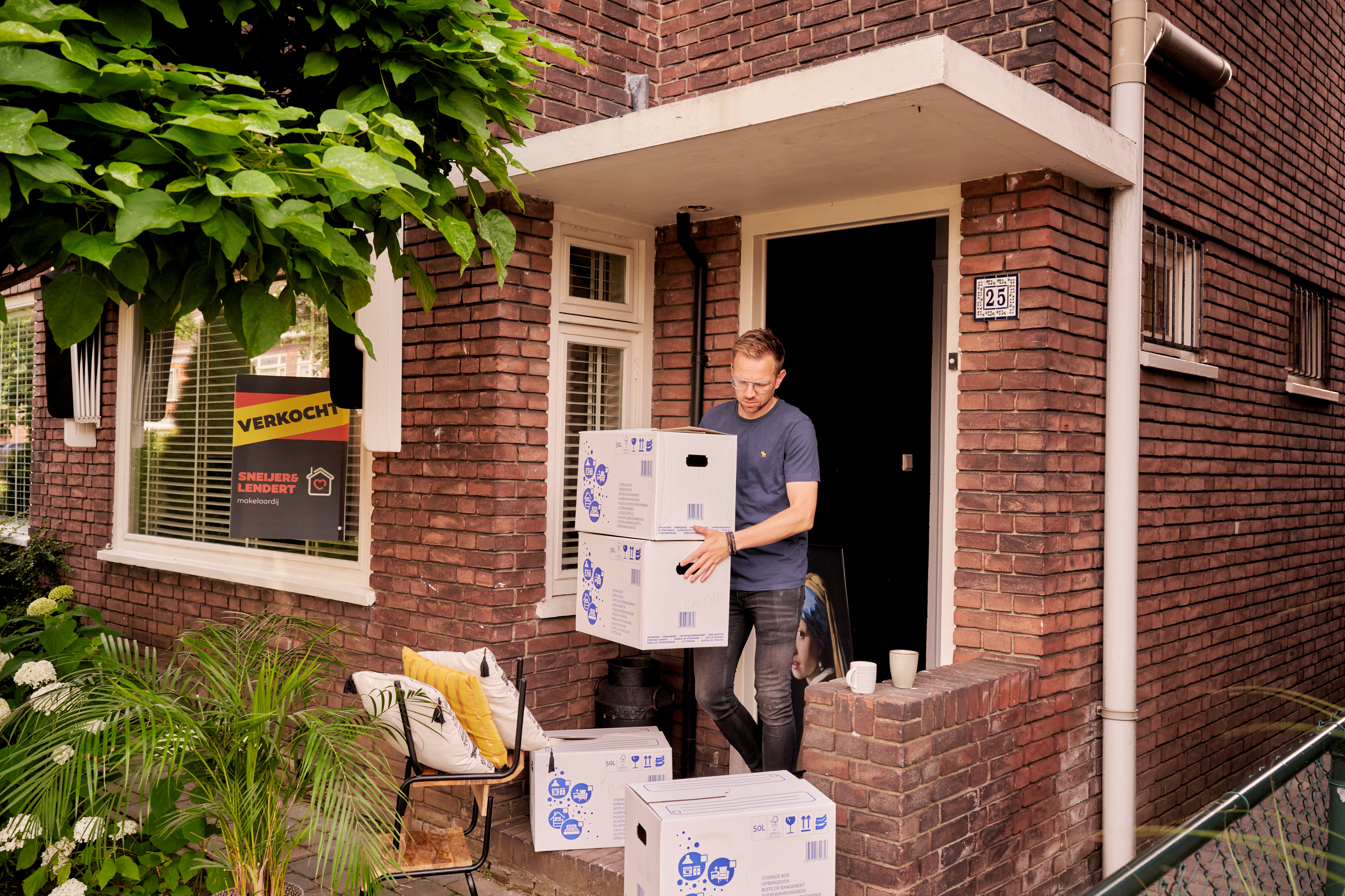 man met verhuisdozen