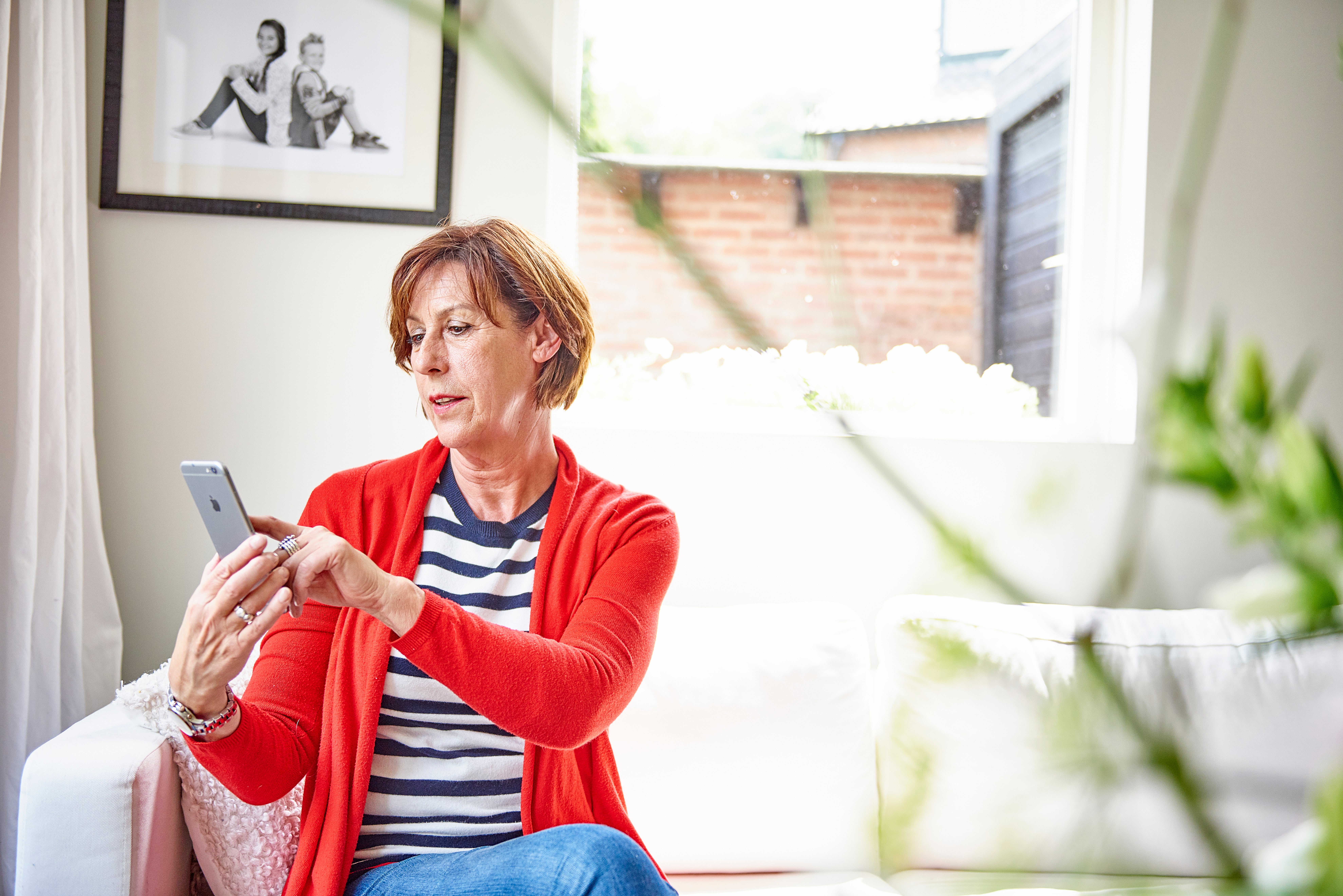 Mevrouw gebruikt de subsidiecheck op haar telefoon.