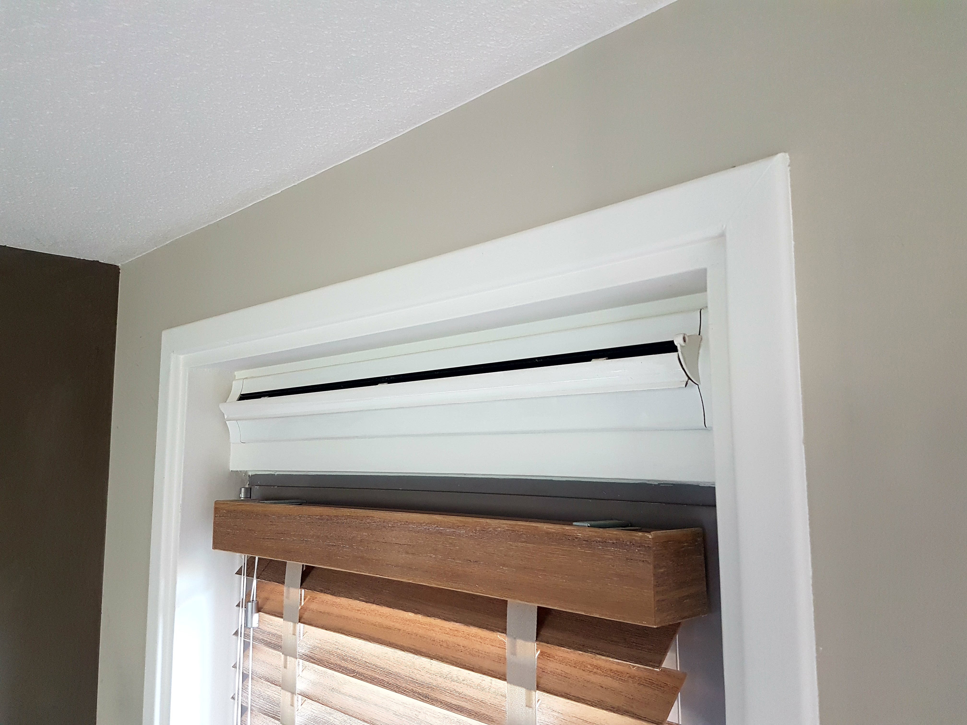 Ventilatierooster bij raam boven kozijn