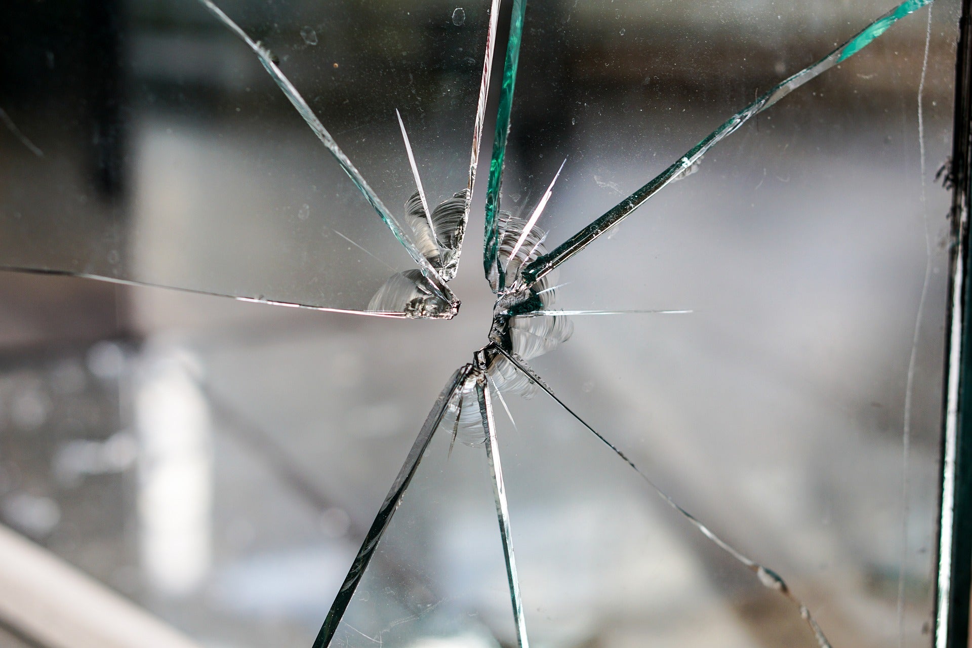 Gebroken ruit en glas