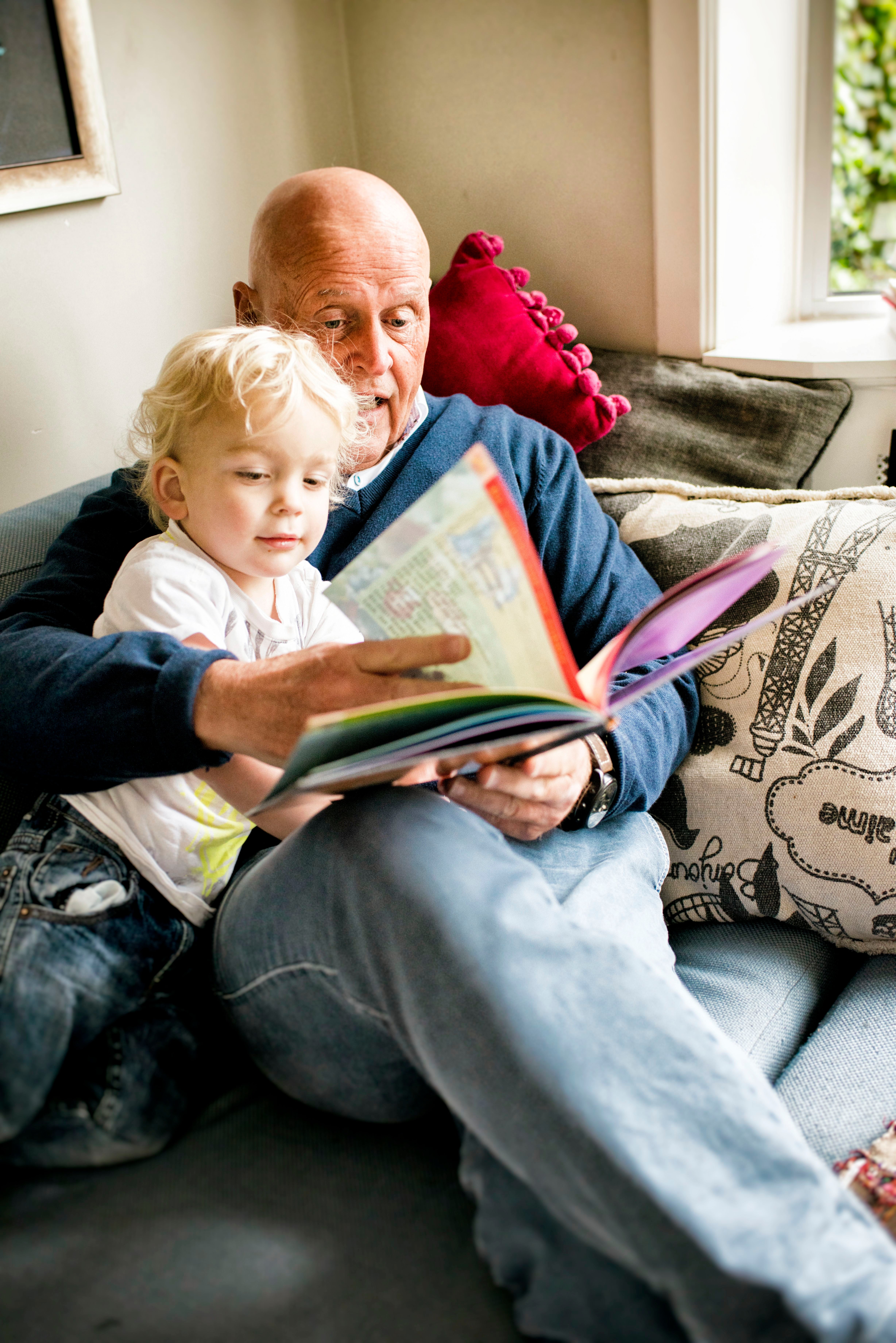 Man en kleinkind lezen boekje - schenken en nalaten e-book