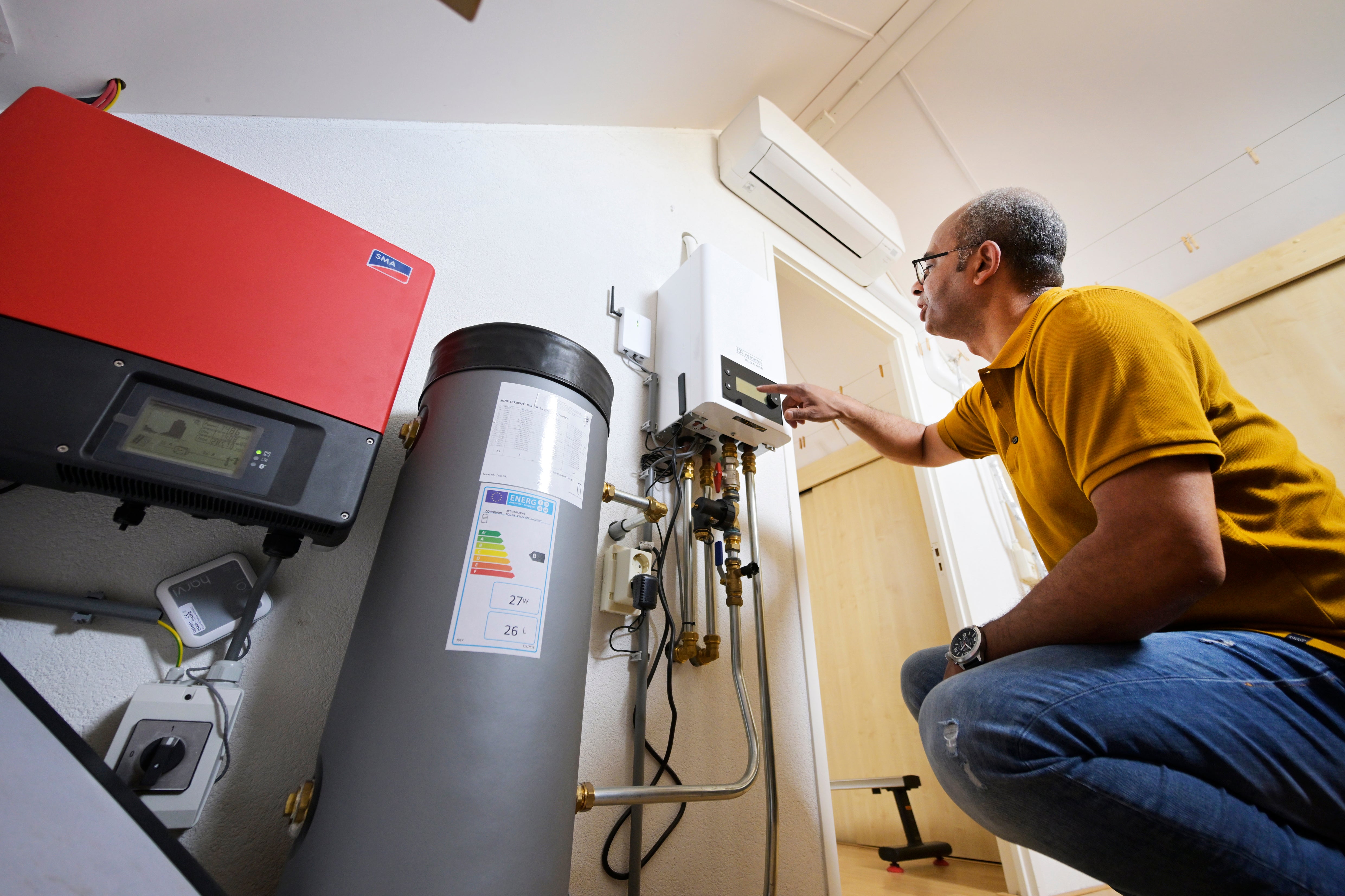 Man bedient de cv en warmtepomp.