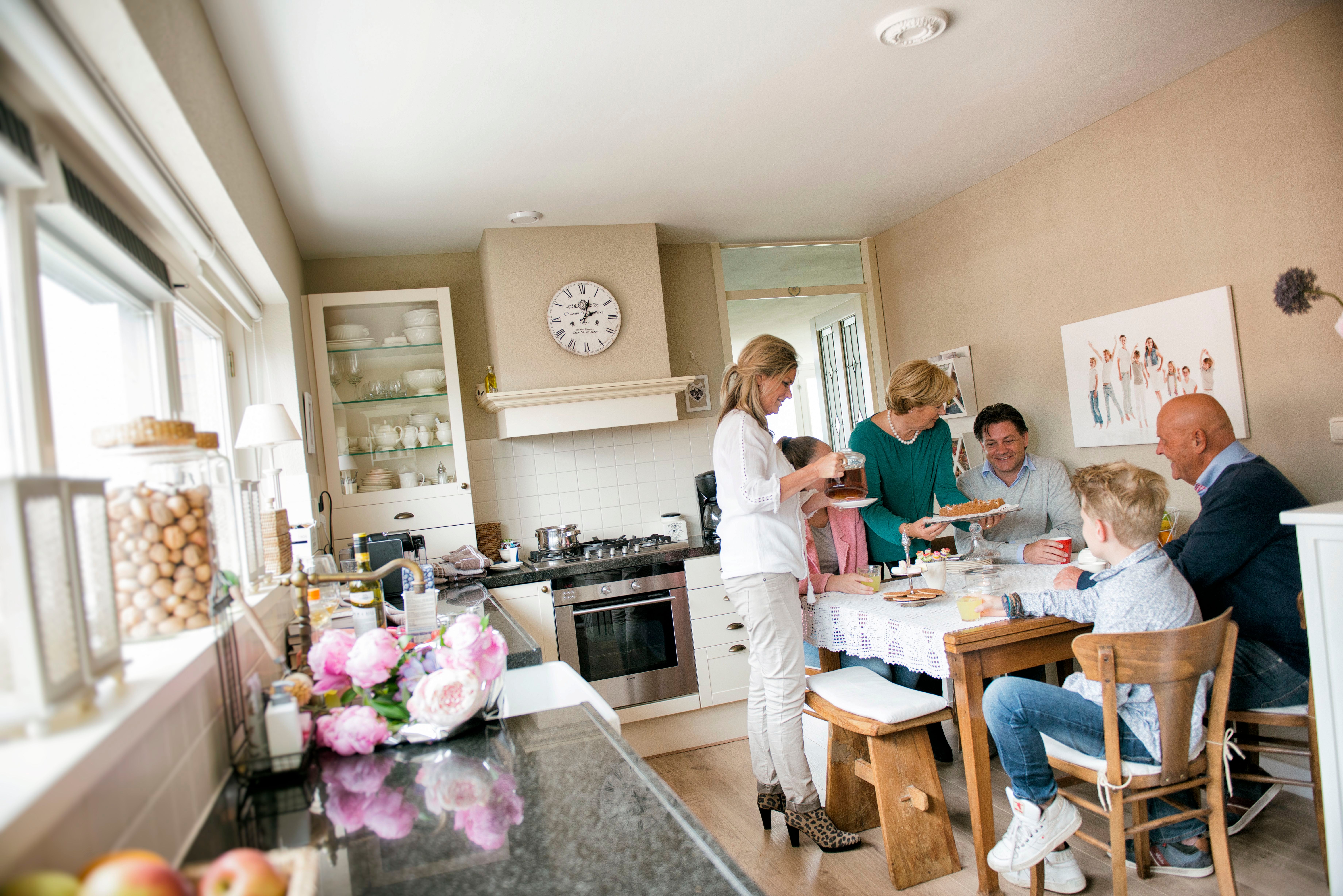 gezin eet aan keukentafel