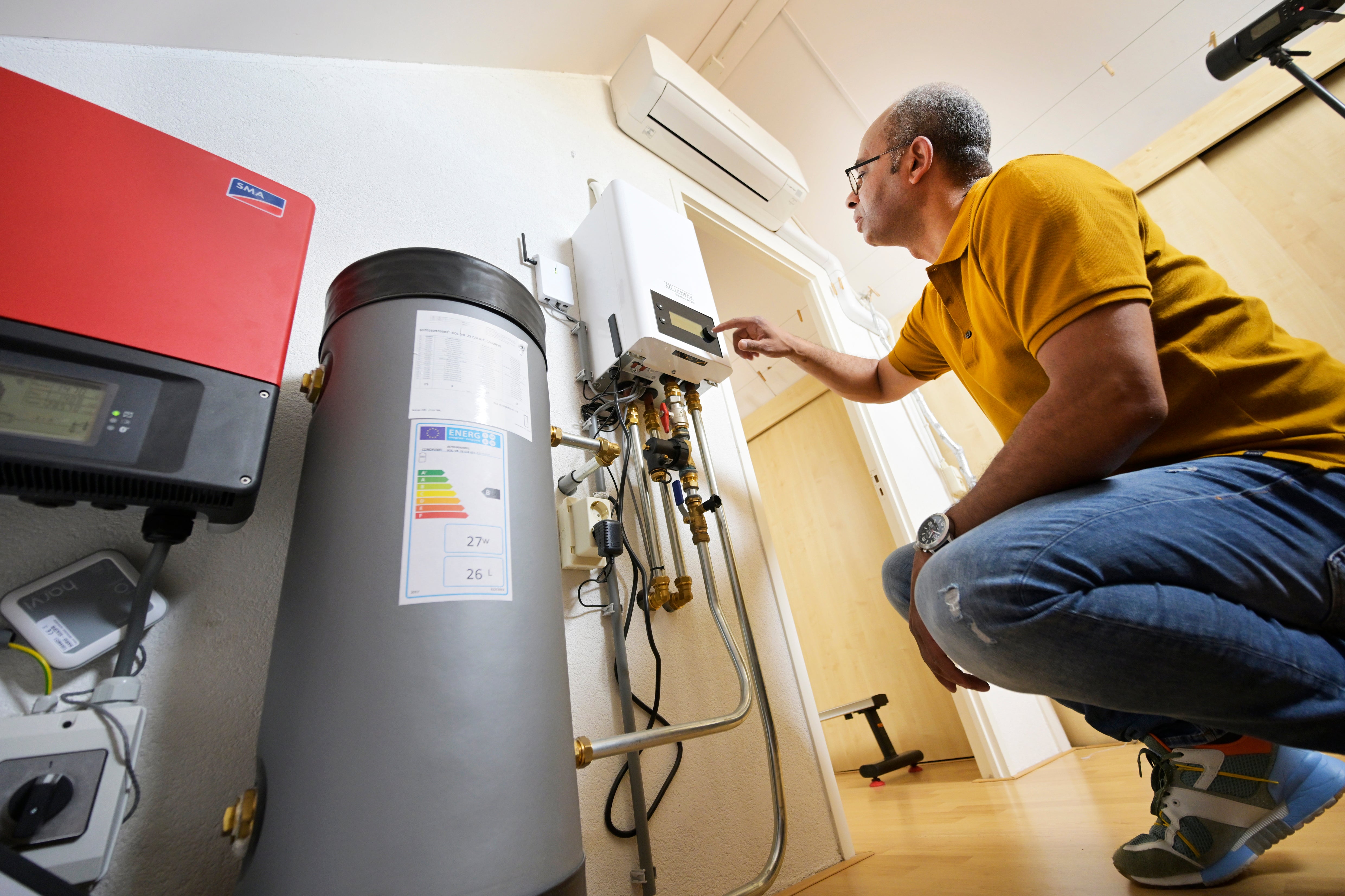 Man kijkt op het display van de warmtepomp.