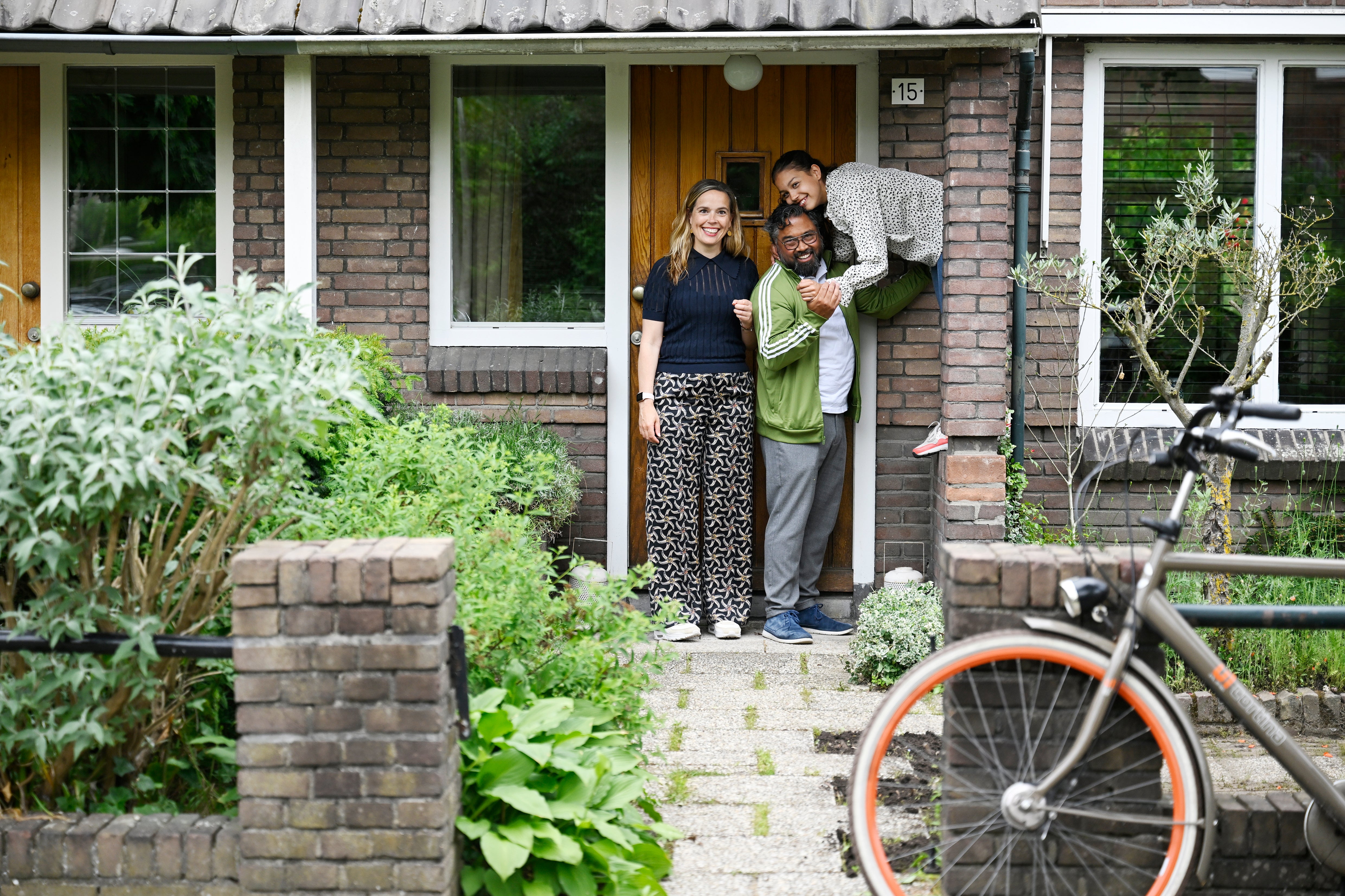 vader moeder en kind bij voordeur