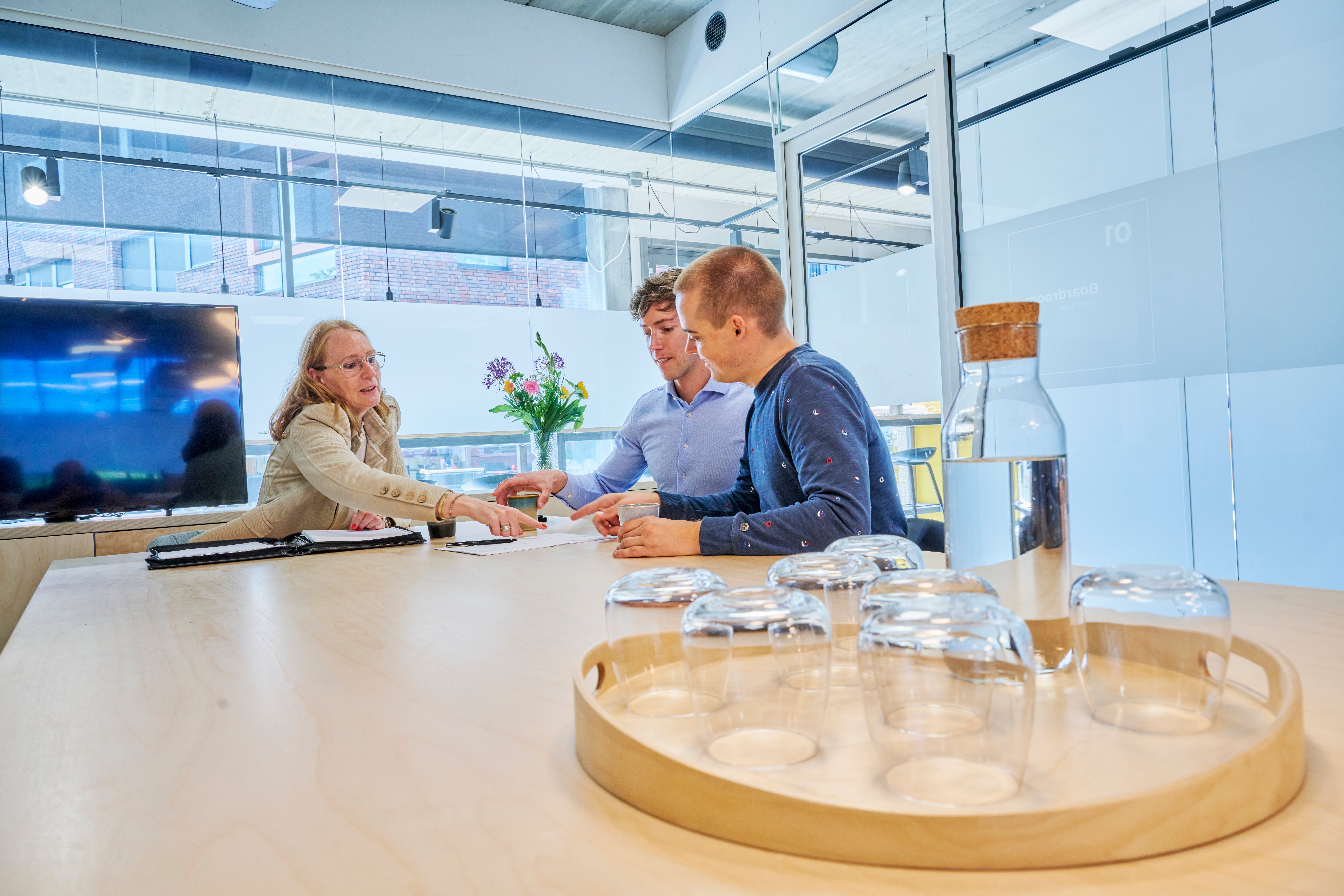 makelaar en twee mannen in kantoorruimte
