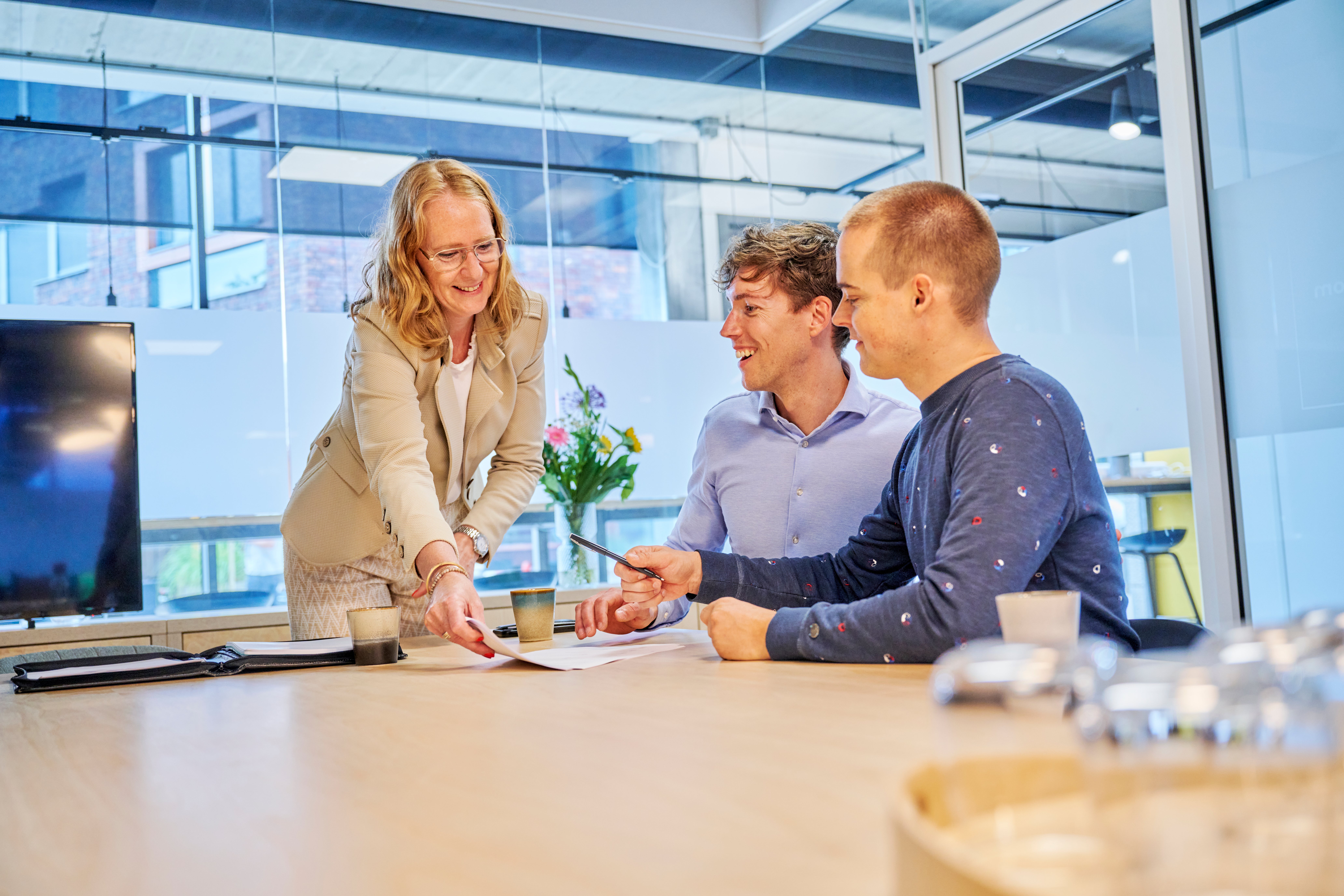 mannen ondertekenen contract met makelaar