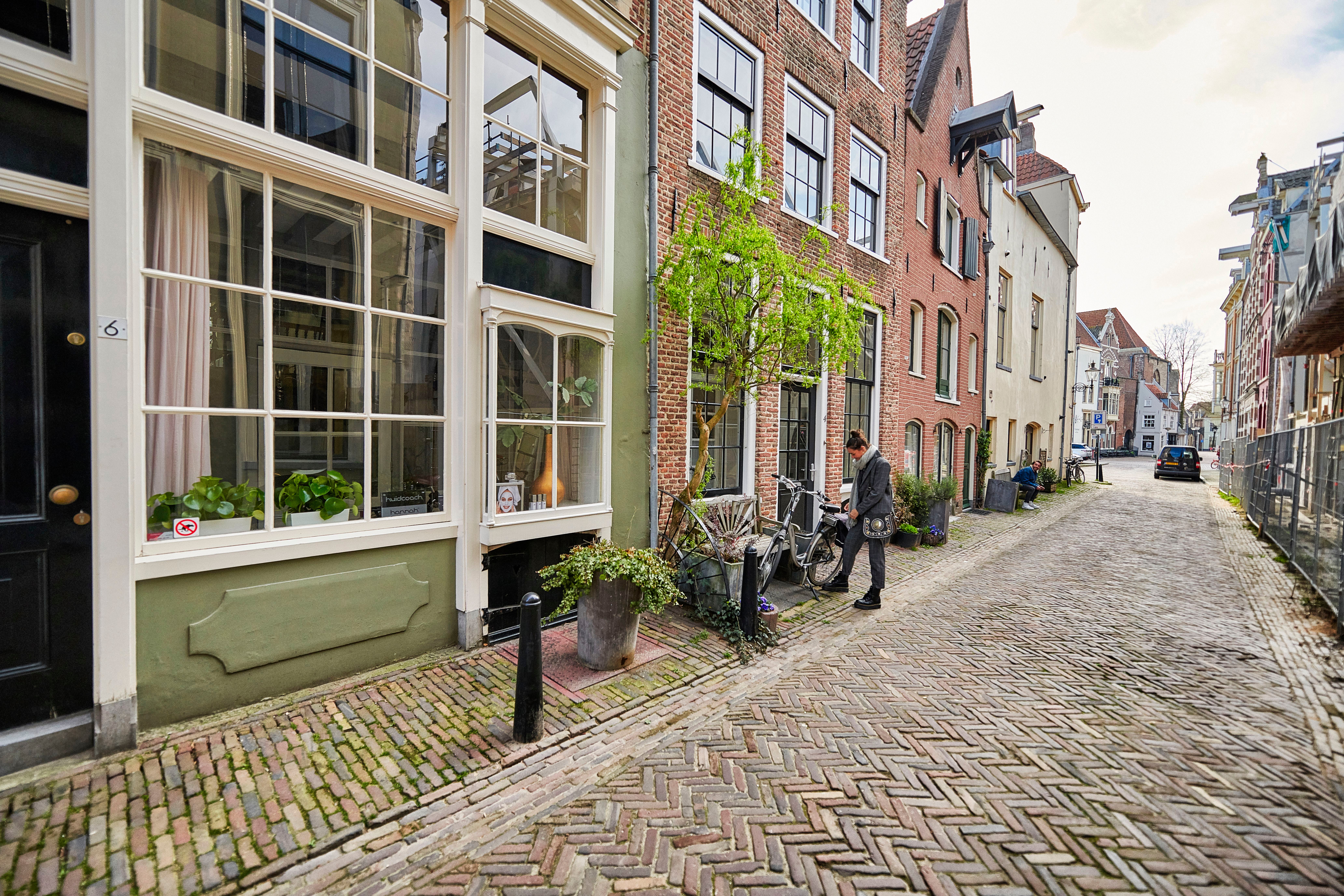 vrouw met fiets in oude straat