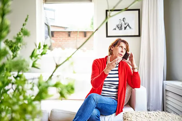 vrouw aan de telefoon