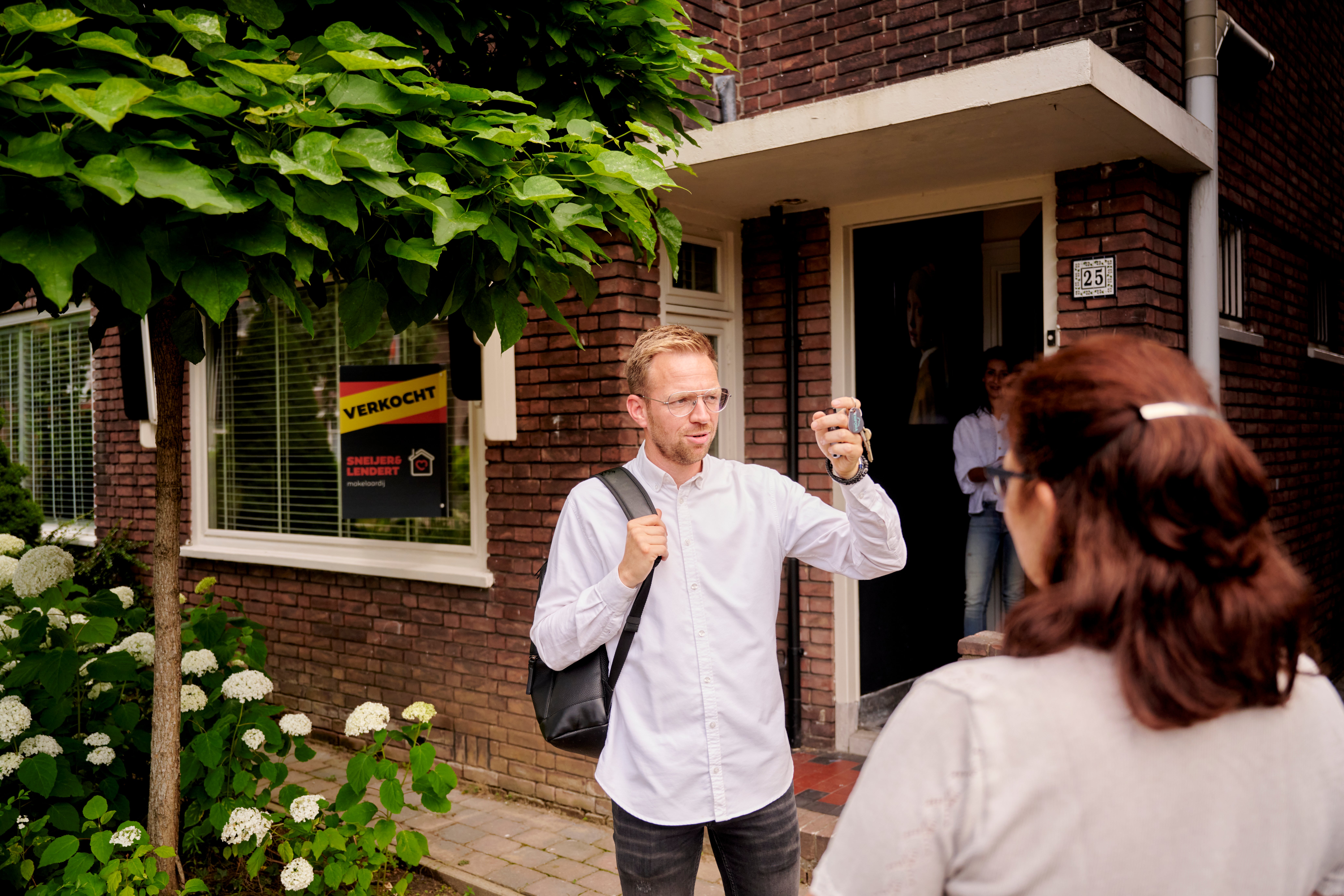 Man met huissleutels