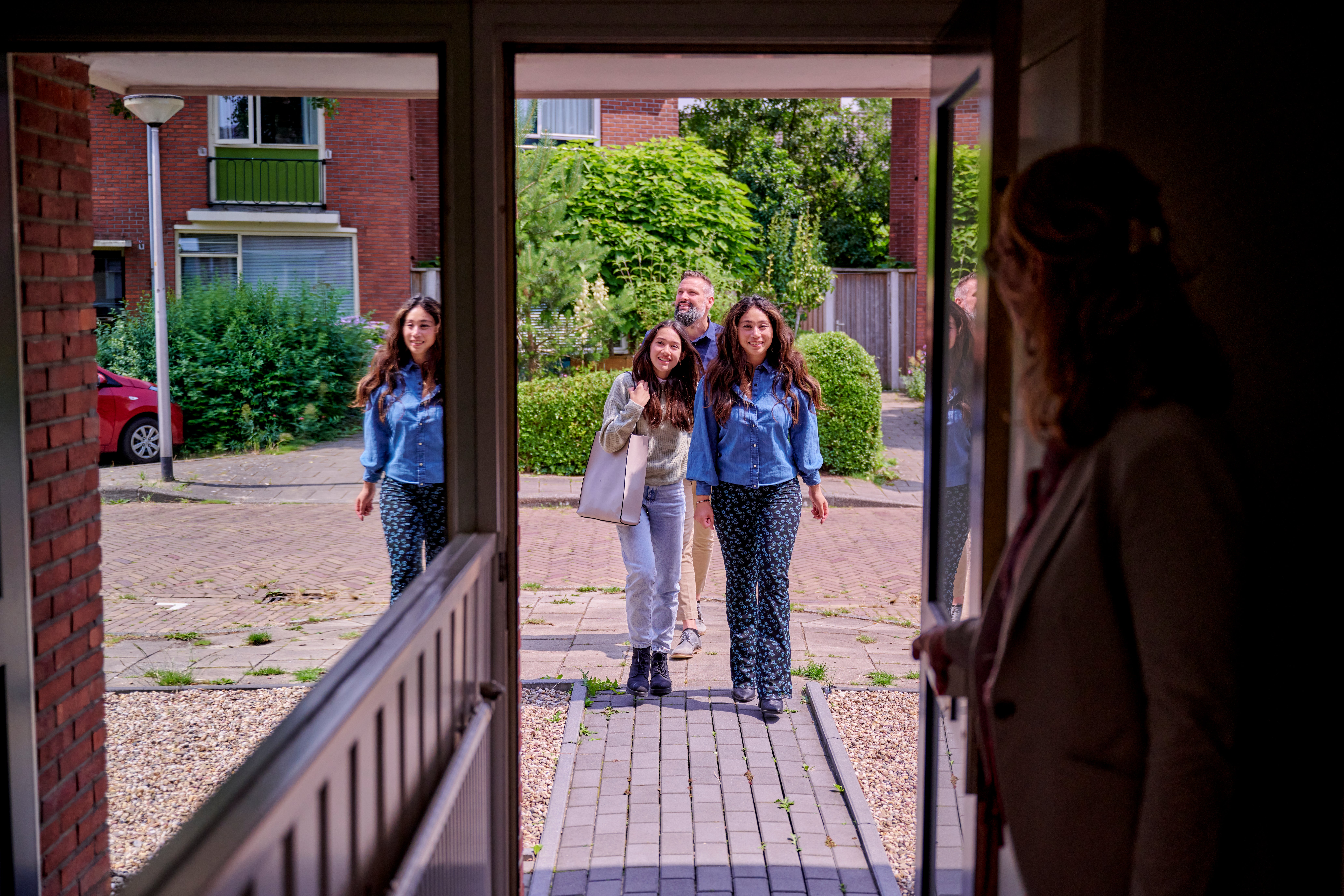 Gezin bezichtigt huis